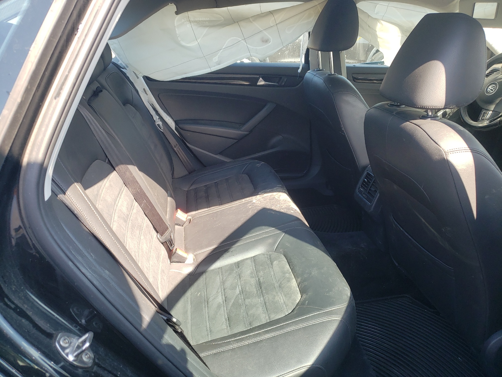 Photo 6 from auction – 2015 VOLKSWAGEN PASSAT SEL with VIN 1VWCT7A38FC035394