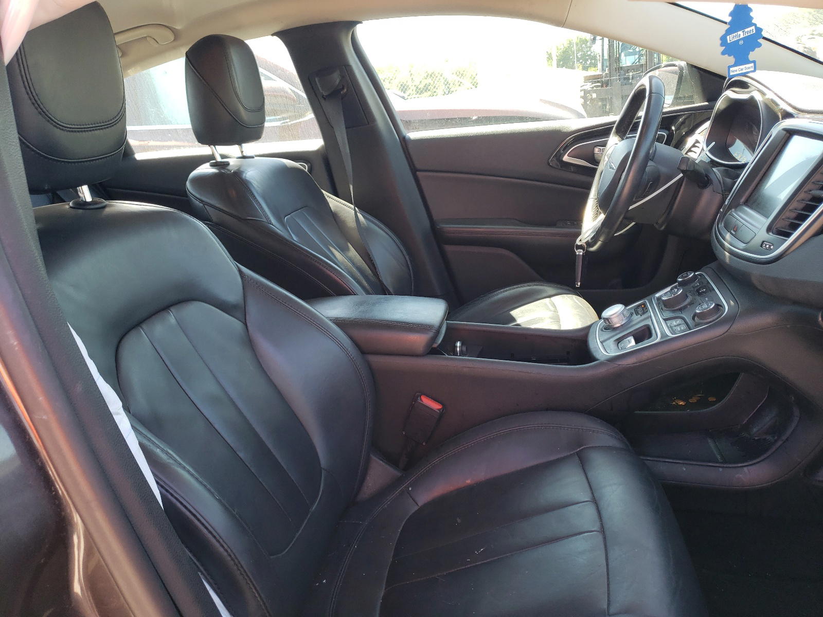 Photo 5 from auction – 2015 CHRYSLER 200 C with VIN 1C3CCCCB8FN667286