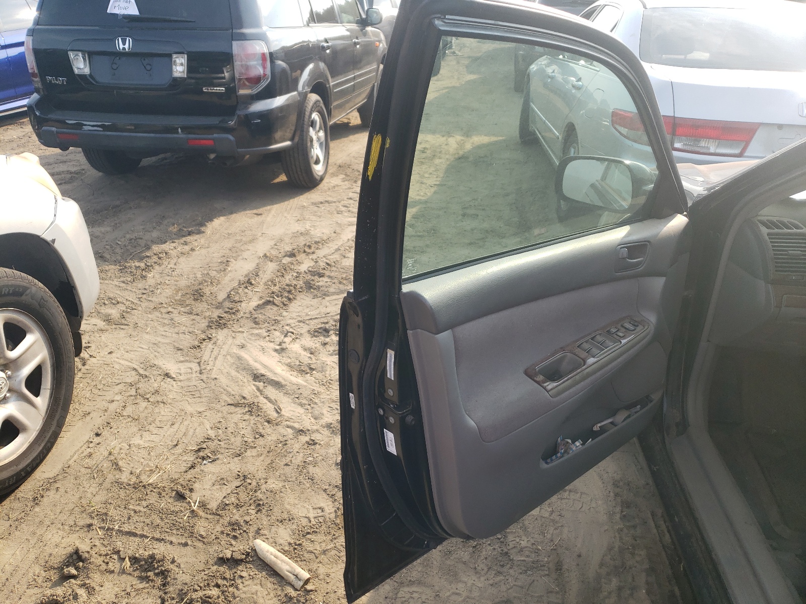 Photo 9 from auction – 2003 TOYOTA CAMRY with VIN 4T1BE32KX3U167842