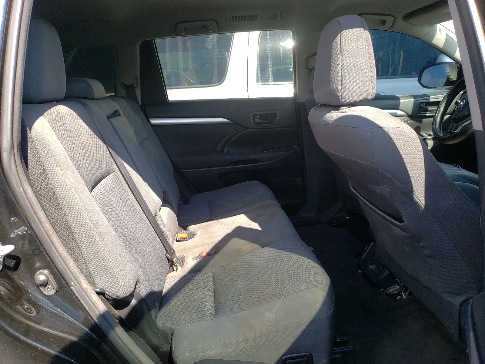 Photo 6 from auction – 2015 TOYOTA HIGHLANDER with VIN 5TDZARFH1FS011746