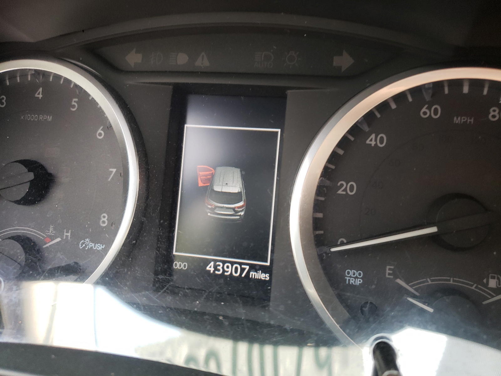 Photo 8 from auction – 2018 TOYOTA HIGHLANDER with VIN 5TDBZRFH9JS809611