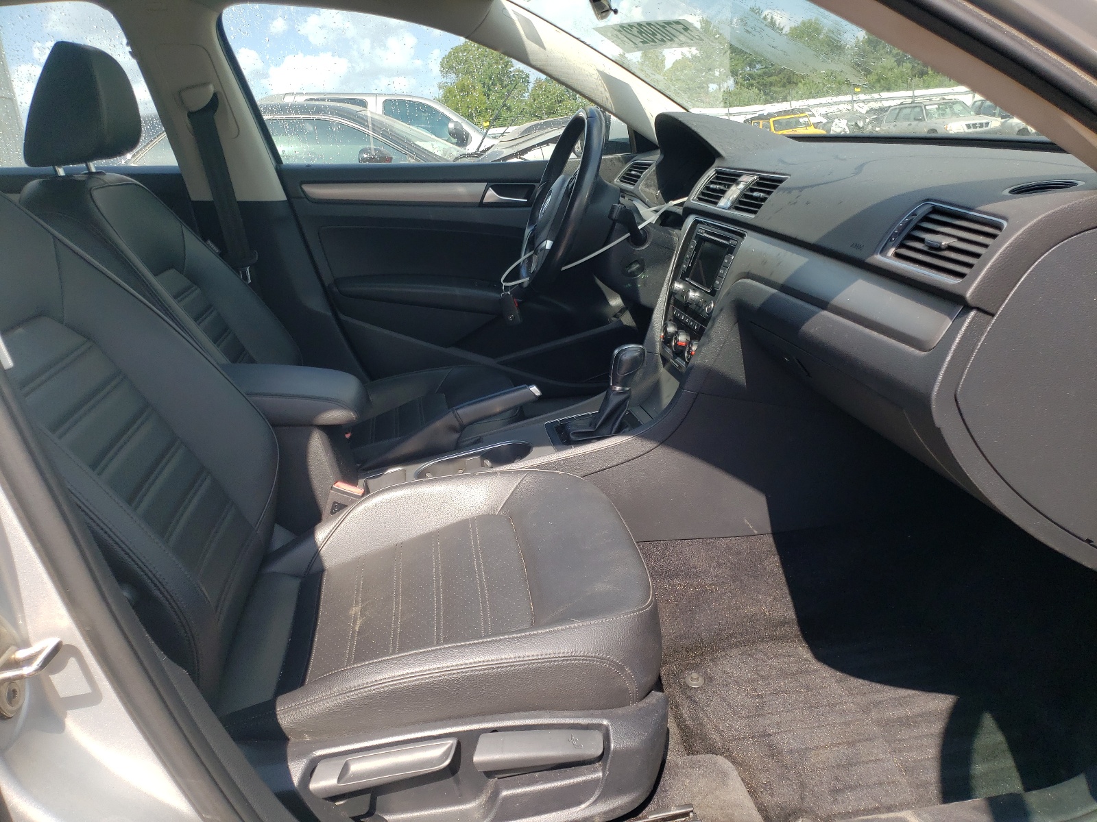 Photo 5 from auction – 2015 VOLKSWAGEN PASSAT SE with VIN 1VWBS7A34FC054345