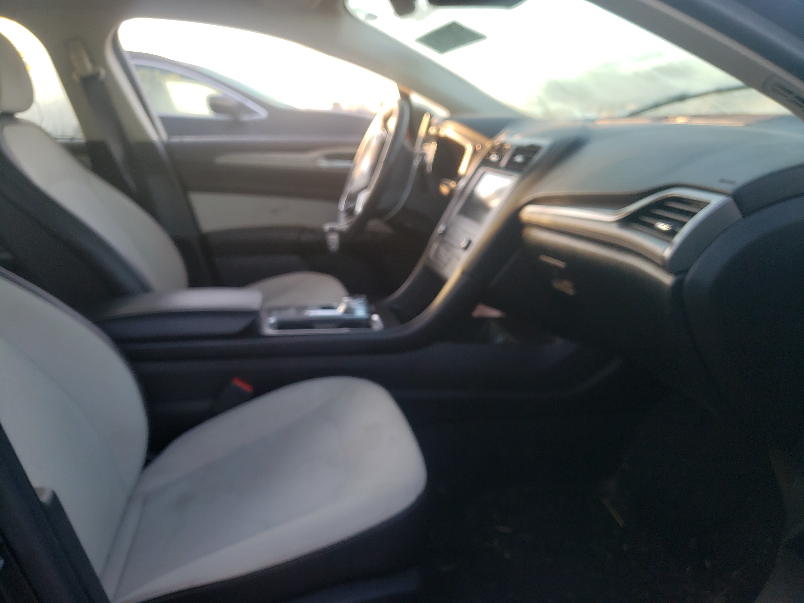 Photo 5 from auction – 2019 FORD FUSION SE with VIN 3FA6P0HD7KR215042