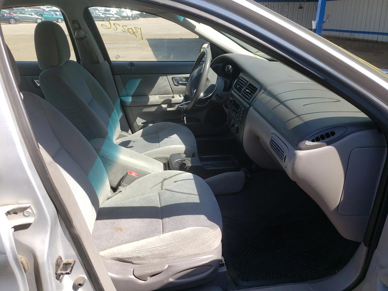 Photo 5 from auction – 2001 FORD TAURUS SE with VIN 1FAFP53U81A200515