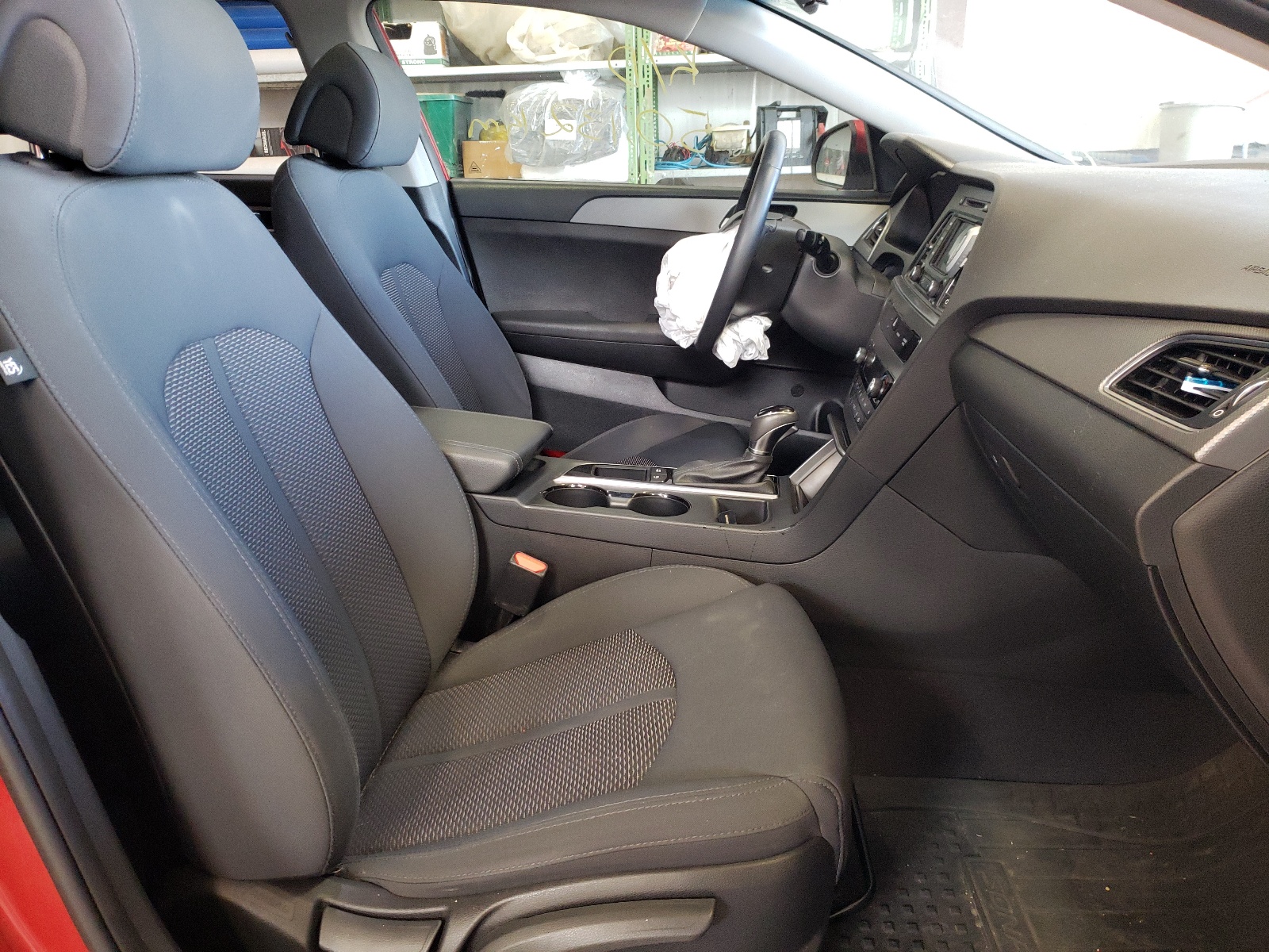 Photo 5 from auction – 2017 HYUNDAI SONATA SE with VIN 5NPE24AF5HH499032