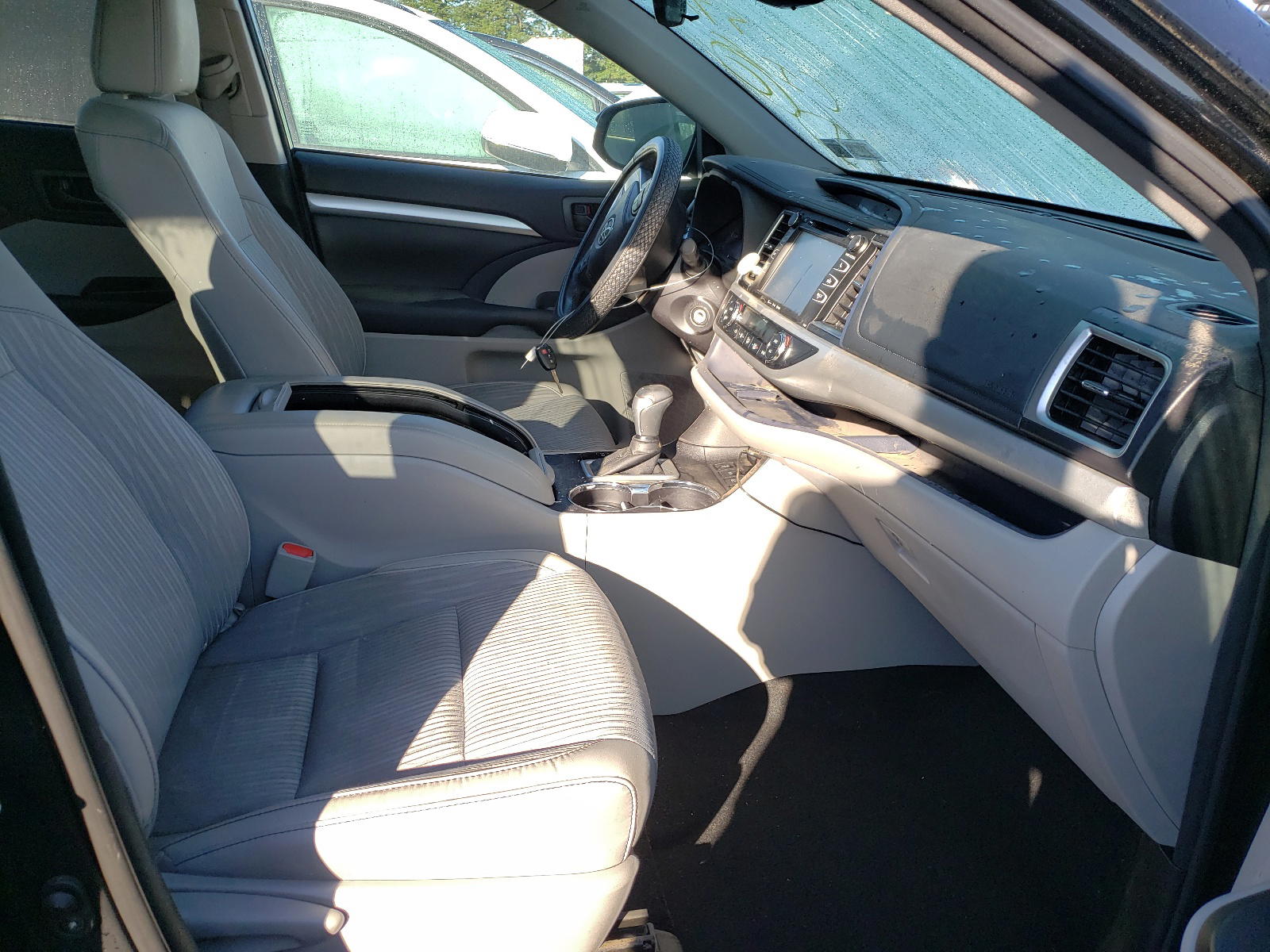 Photo 5 from auction – 2018 TOYOTA HIGHLANDER with VIN 5TDBZRFH8JS864194