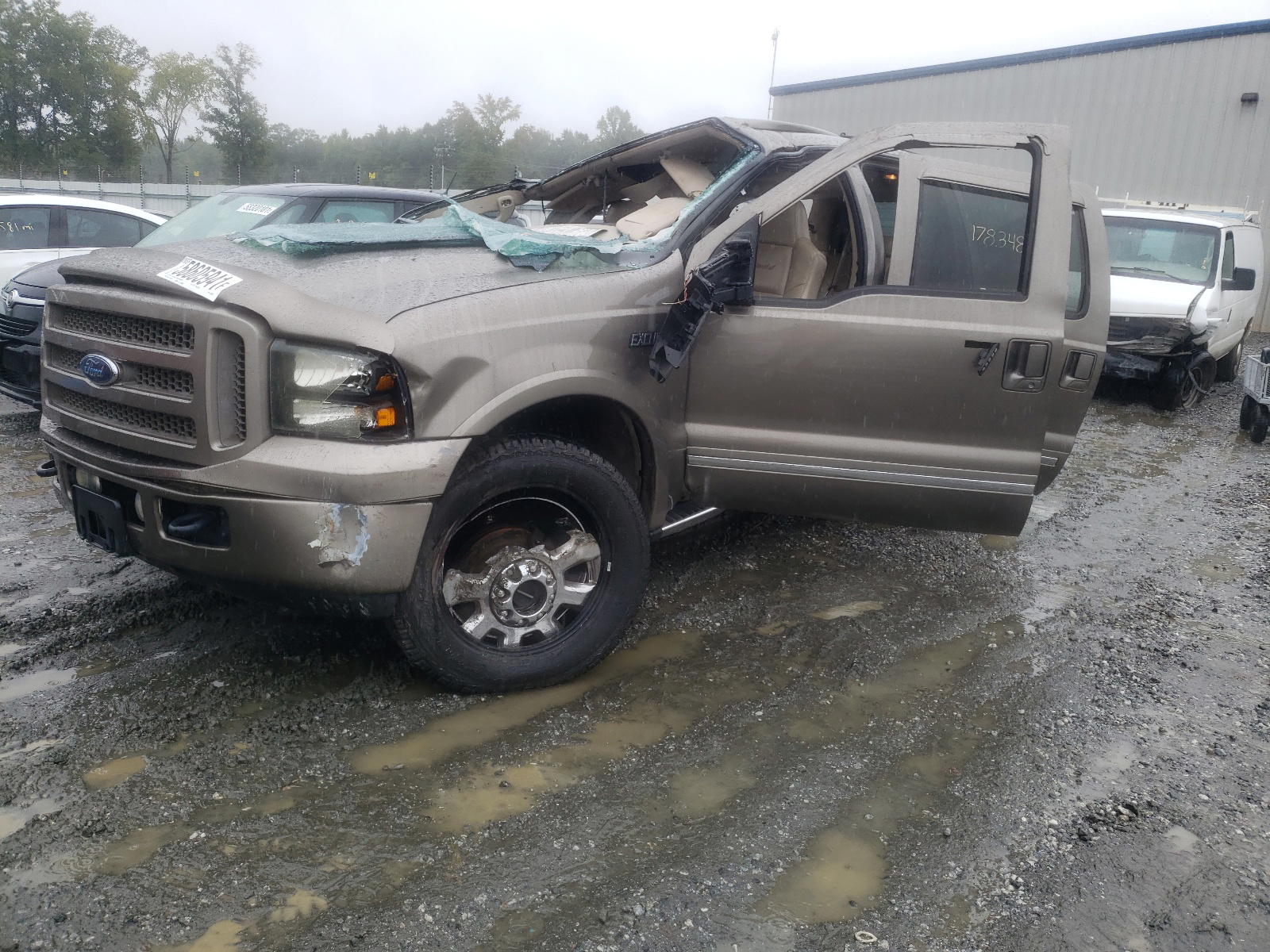 Photo 2 from auction – 2005 FORD EXCURSION with VIN 1FMSU43P45EA31061