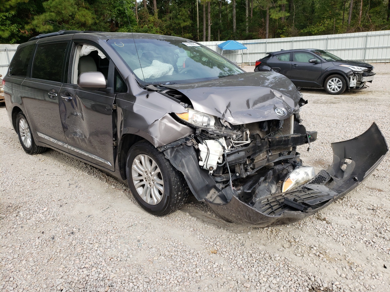 Photo 9 from auction – 2014 TOYOTA SIENNA XLE with VIN 5TDYK3DCXES427578