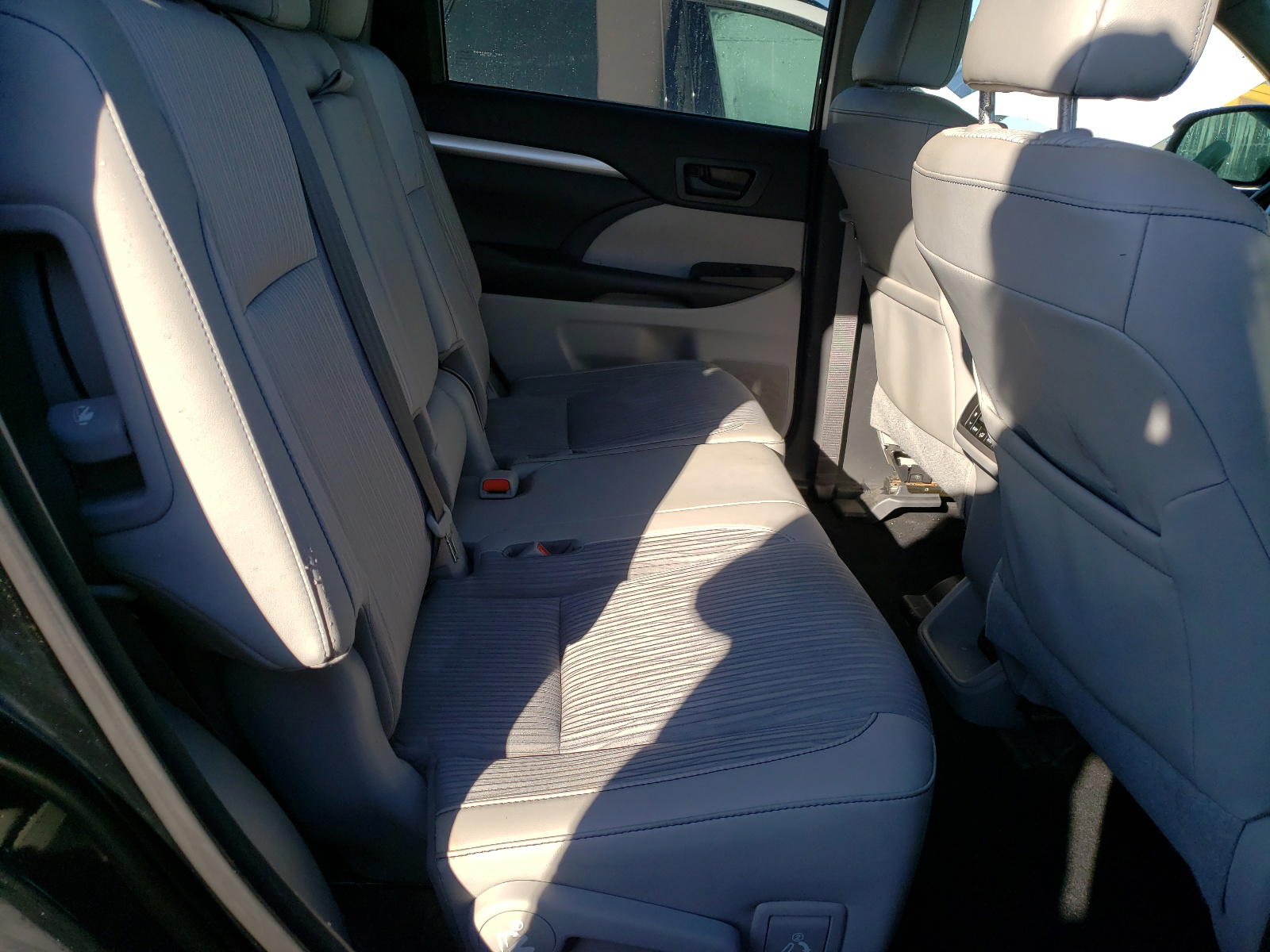 Photo 6 from auction – 2018 TOYOTA HIGHLANDER with VIN 5TDBZRFH8JS864194