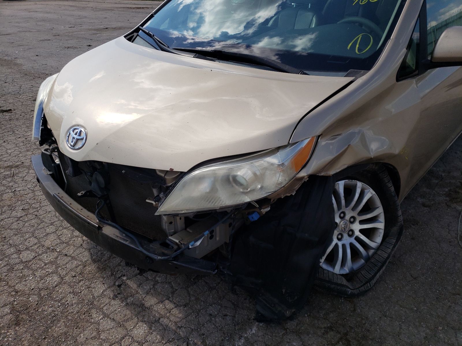 Photo 9 from auction – 2012 TOYOTA SIENNA XLE with VIN 5TDYK3DC7CS203729