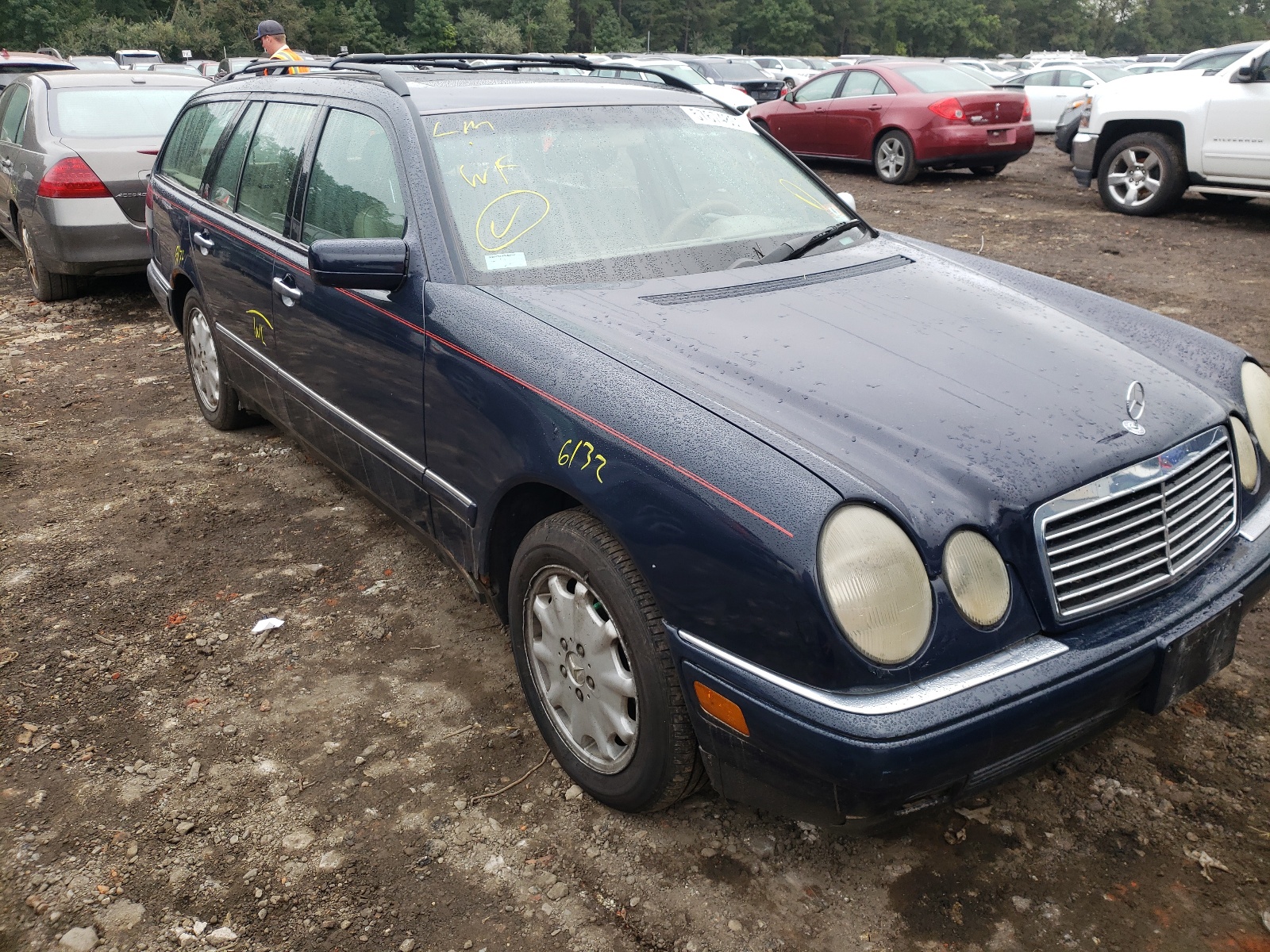 MERCEDES-BENZ E 320 4MAT 1998 with VIN WDBJH82F4WX012597 - Photo from auction