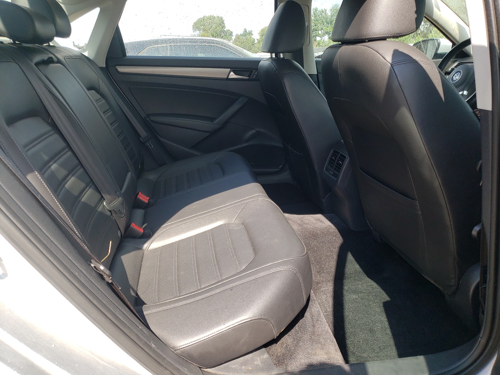 Photo 6 from auction – 2015 VOLKSWAGEN PASSAT SE with VIN 1VWBS7A34FC054345