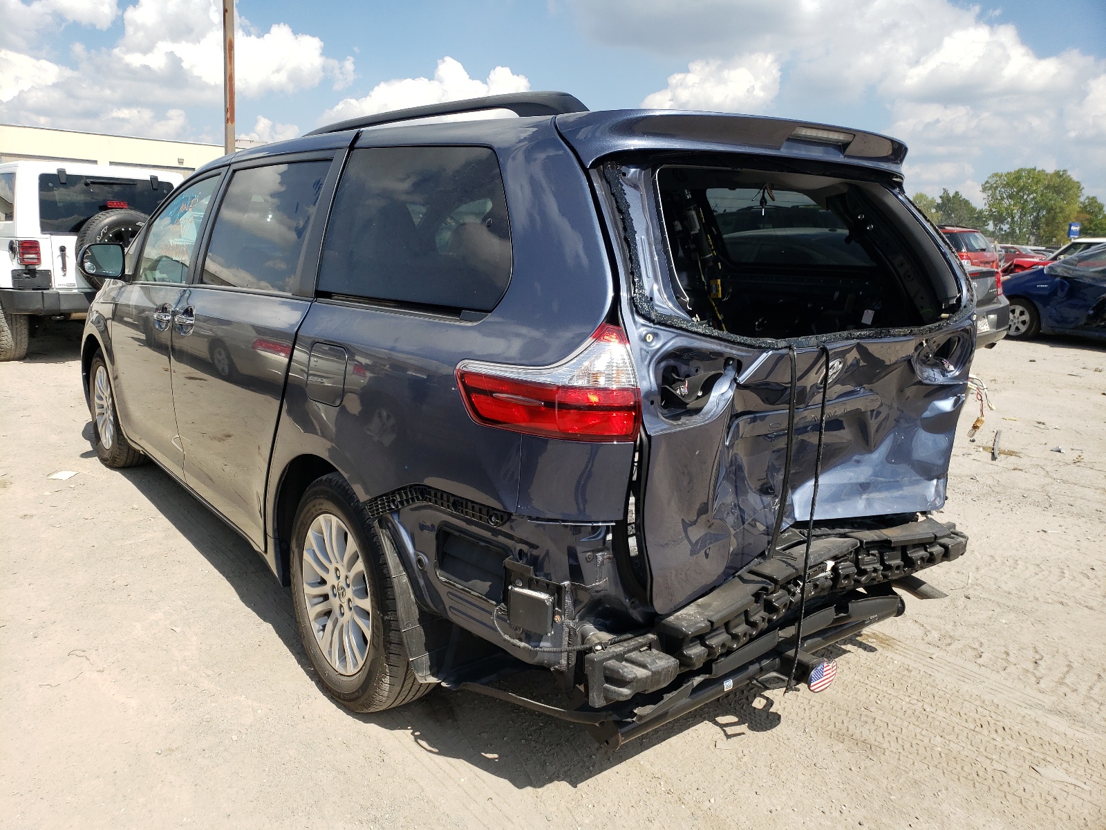 Photo 3 from auction – 2015 TOYOTA SIENNA XLE with VIN 5TDYK3DC3FS679304