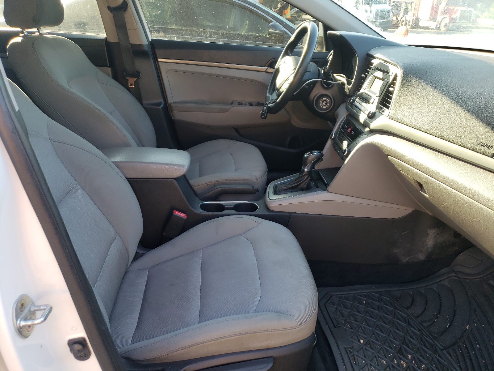 Photo 5 from auction – 2017 HYUNDAI ELANTRA SE with VIN 5NPD74LF0HH067569