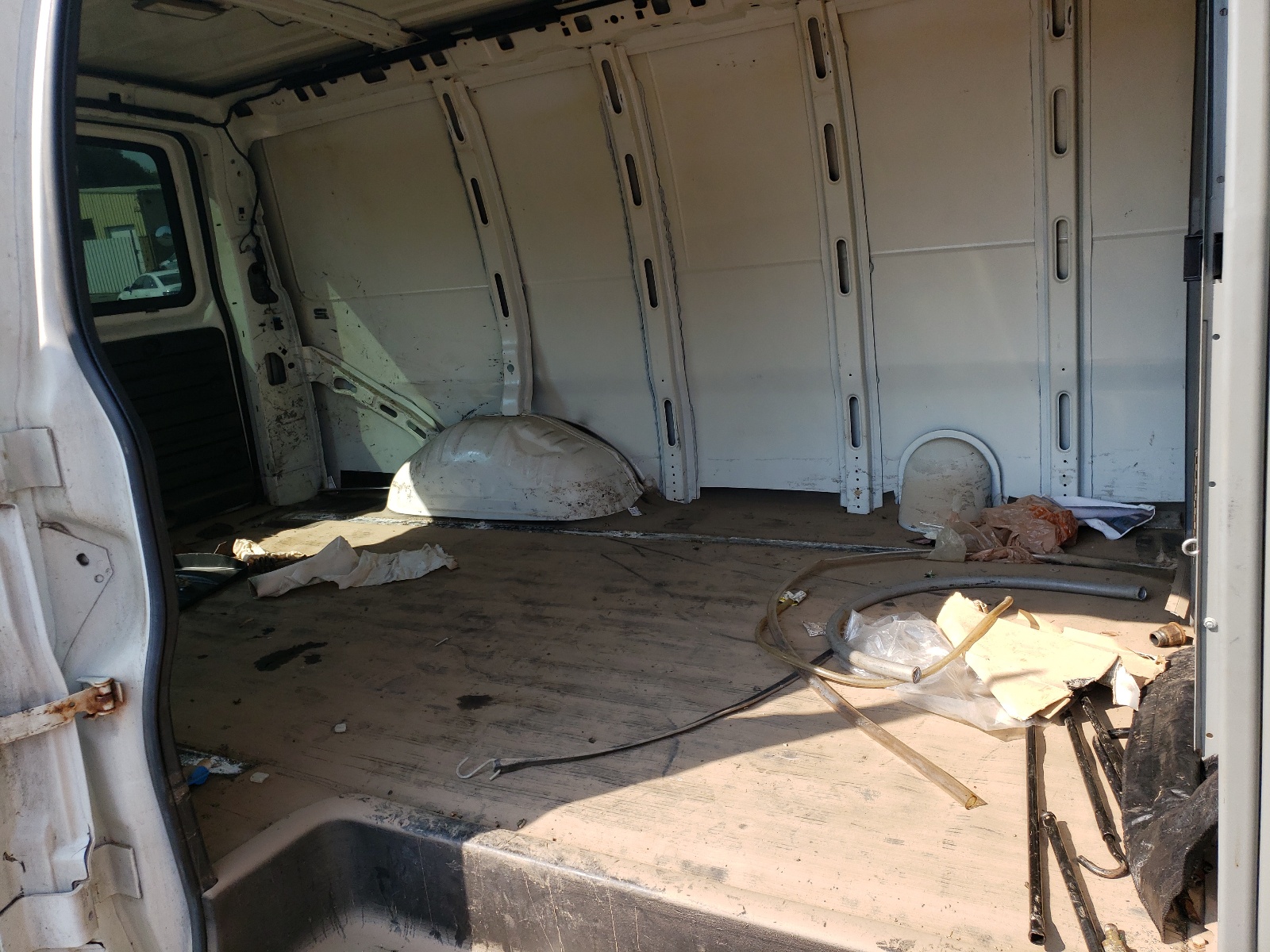 Photo 6 from auction – 2011 GMC SAVANA G25 with VIN 1GTW7FCA6B1148938