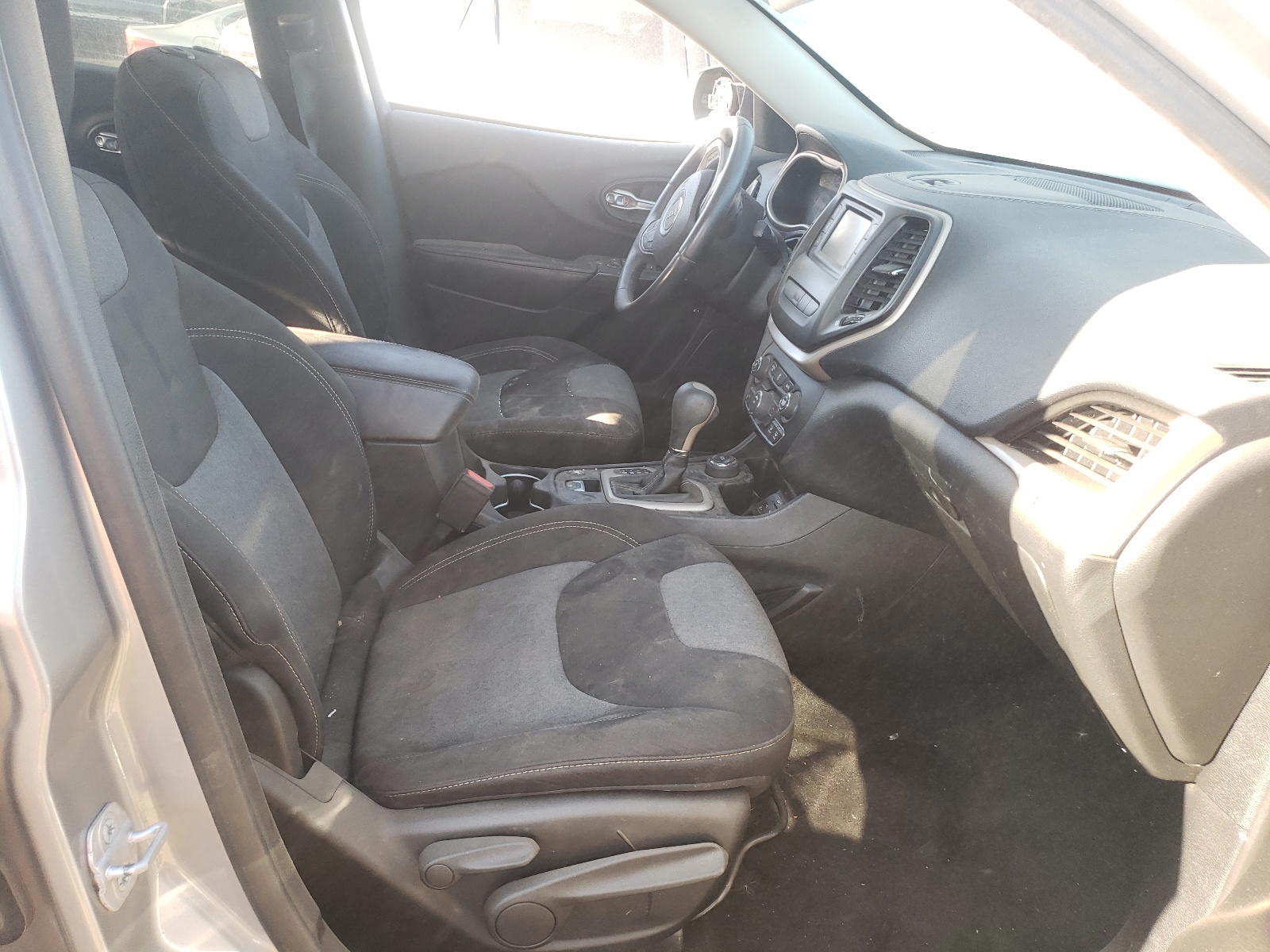 Photo 5 from auction – 2014 JEEP CHEROKEE L with VIN 1C4PJMCSXEW194072