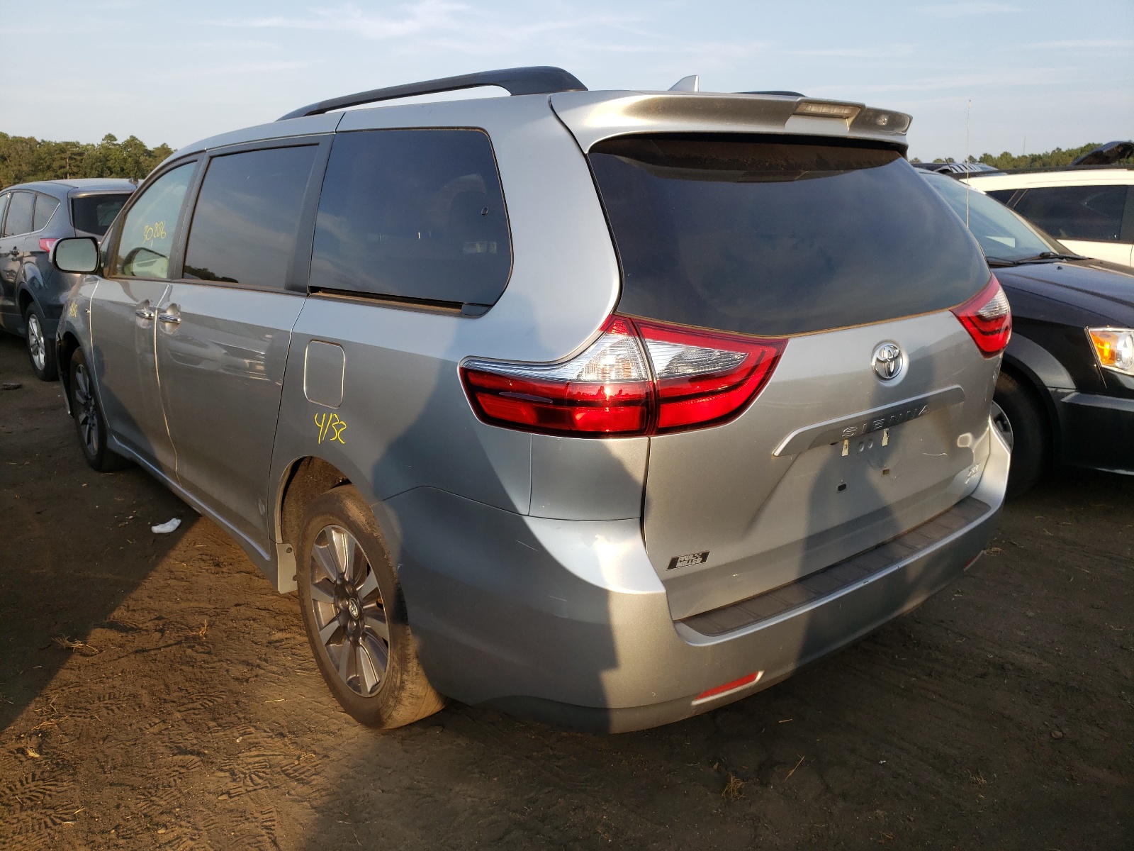 Photo 3 from auction – 2020 TOYOTA SIENNA XLE with VIN 5TDDZ3DC4LS228887