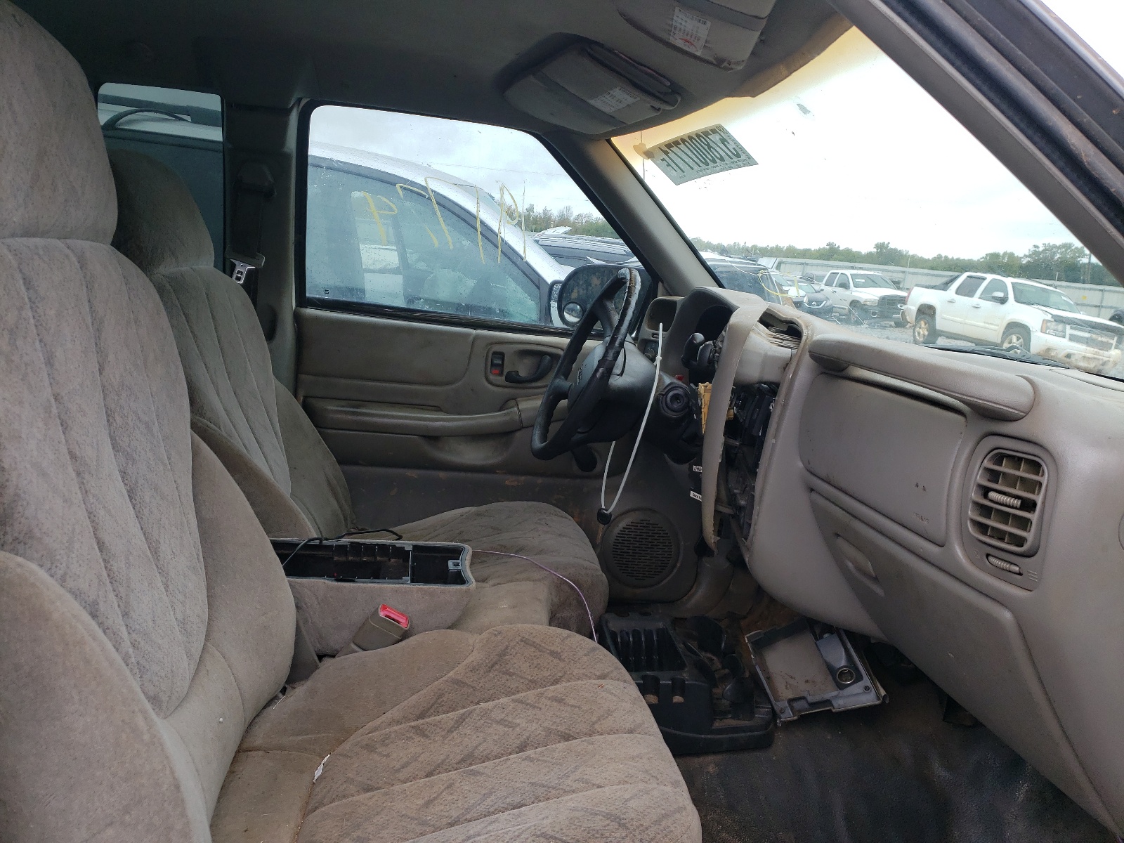 Photo 5 from auction – 2002 GMC SONOMA with VIN 1GTDT19W128231158