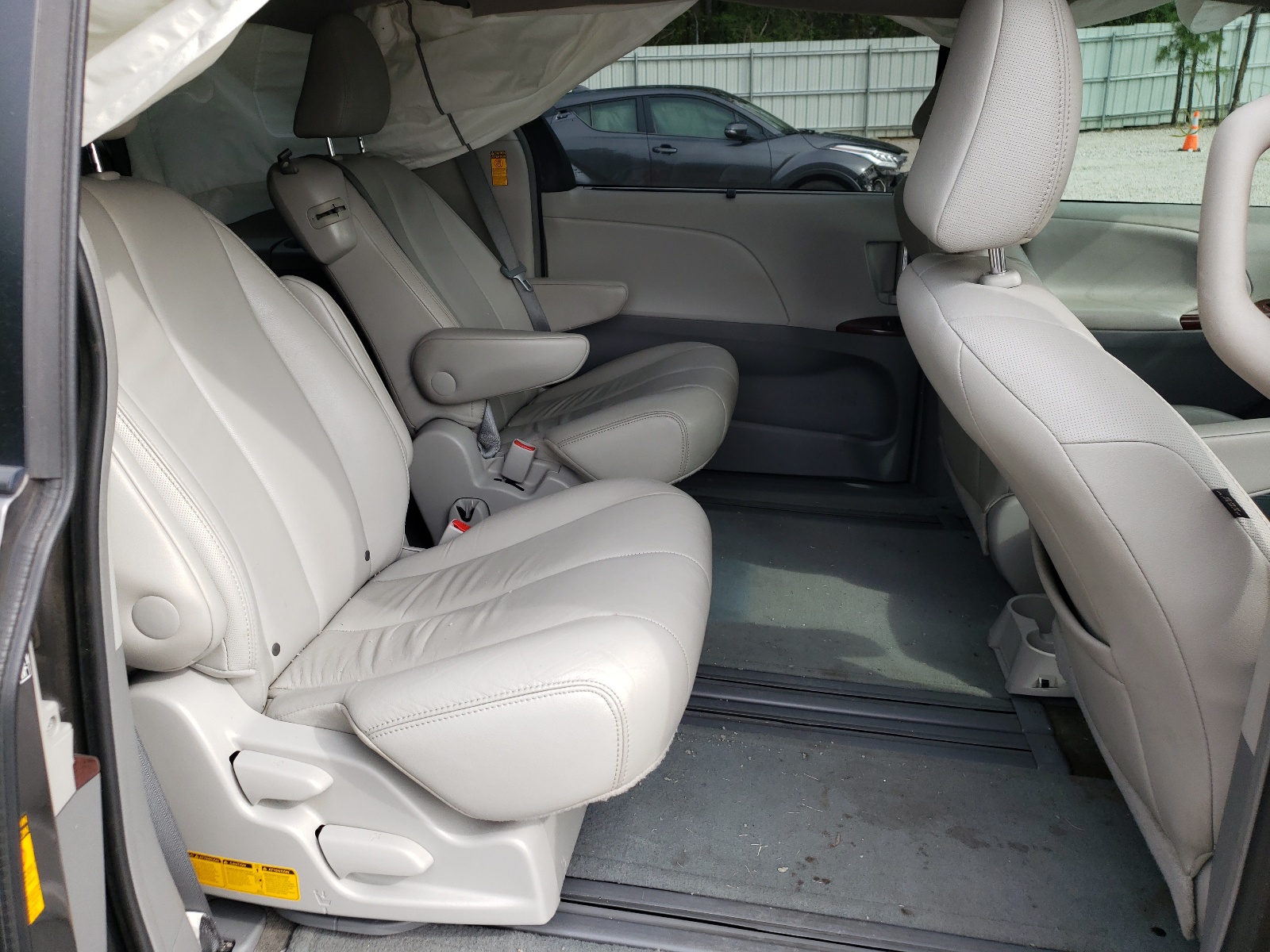 Photo 6 from auction – 2014 TOYOTA SIENNA XLE with VIN 5TDYK3DCXES427578