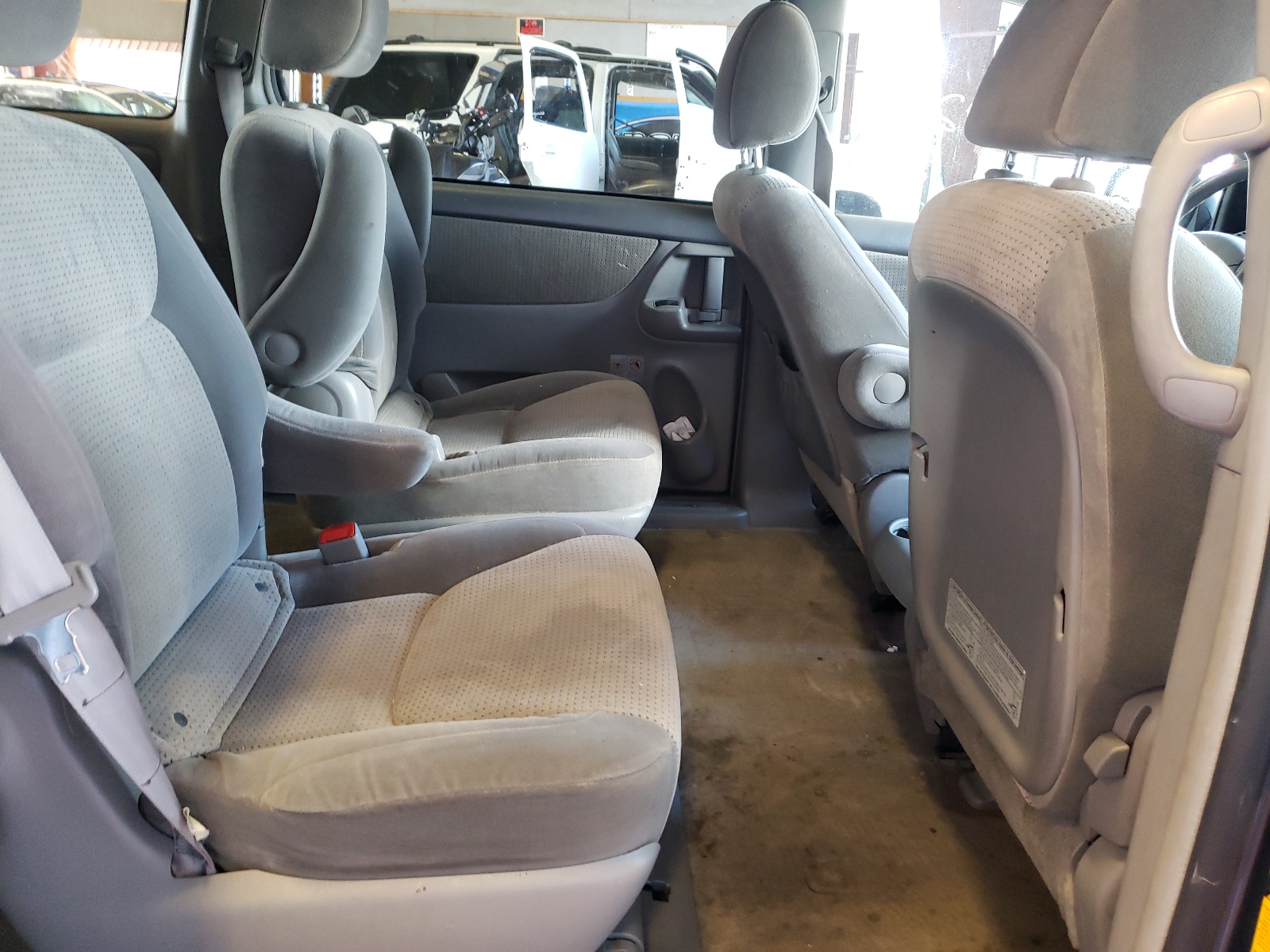 Photo 6 from auction – 2010 TOYOTA SIENNA CE with VIN 5TDKK4CC9AS335790