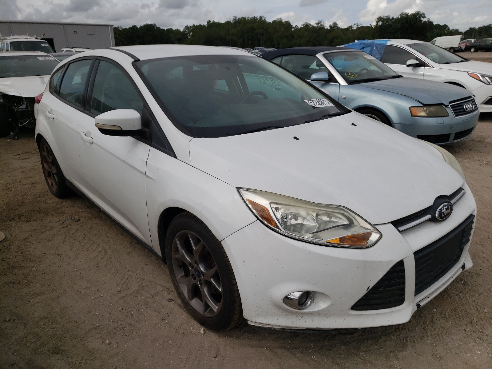 FORD FOCUS SE 2014 مع رقم تعريف المركبة 1FADP3K21EL337799 - صورة من المزاد