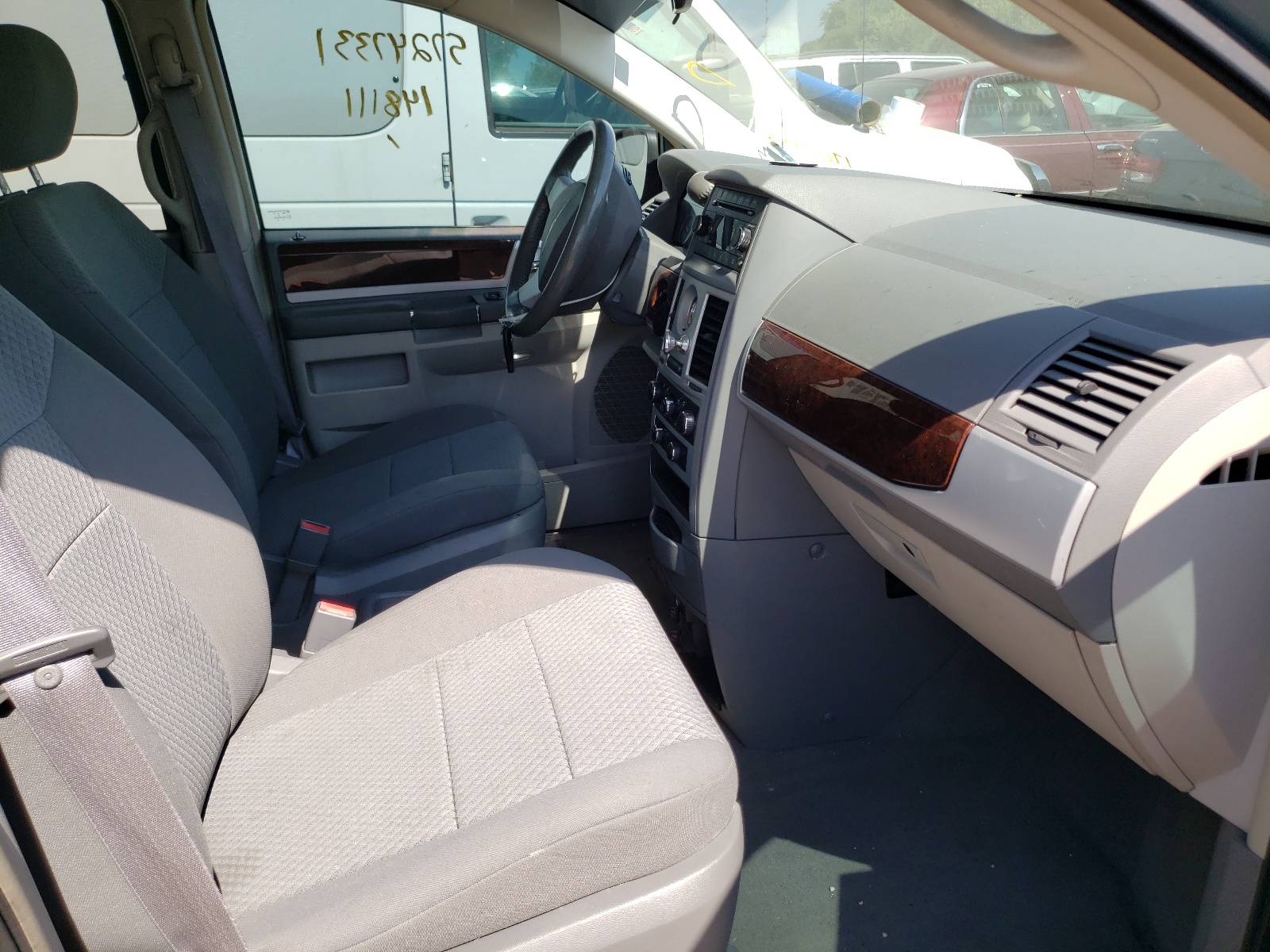 Photo 5 from auction – 2010 CHRYSLER TOWN & COU with VIN 2A4RR5D19AR176303