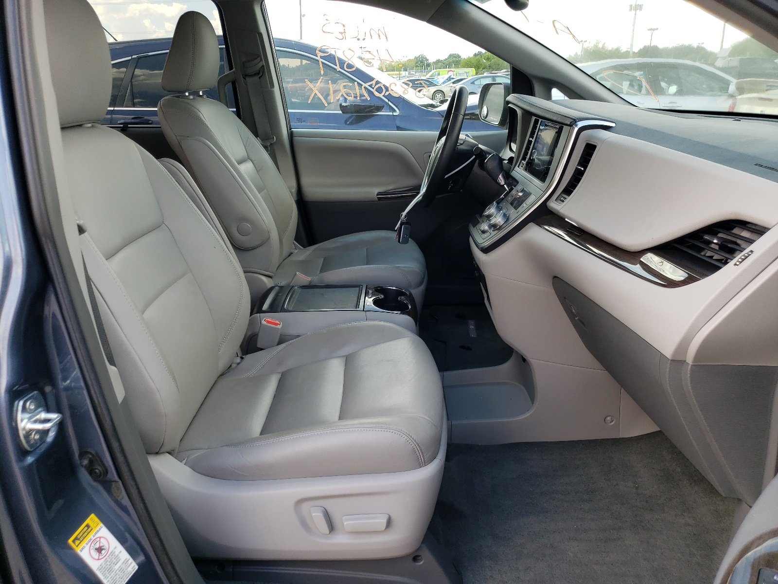 Photo 5 from auction – 2015 TOYOTA SIENNA XLE with VIN 5TDYK3DC3FS679304