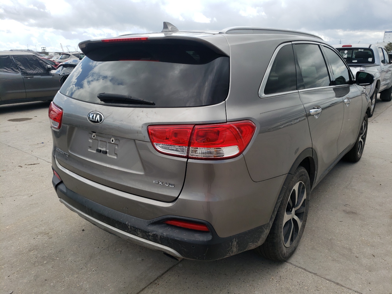 Photo 4 from auction – 2017 KIA SORENTO EX with VIN 5XYPH4A54HG300249