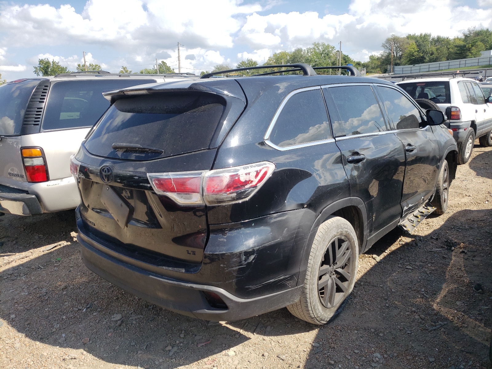 Photo 4 from auction – 2015 TOYOTA HIGHLANDER with VIN 5TDZARFH1FS011746