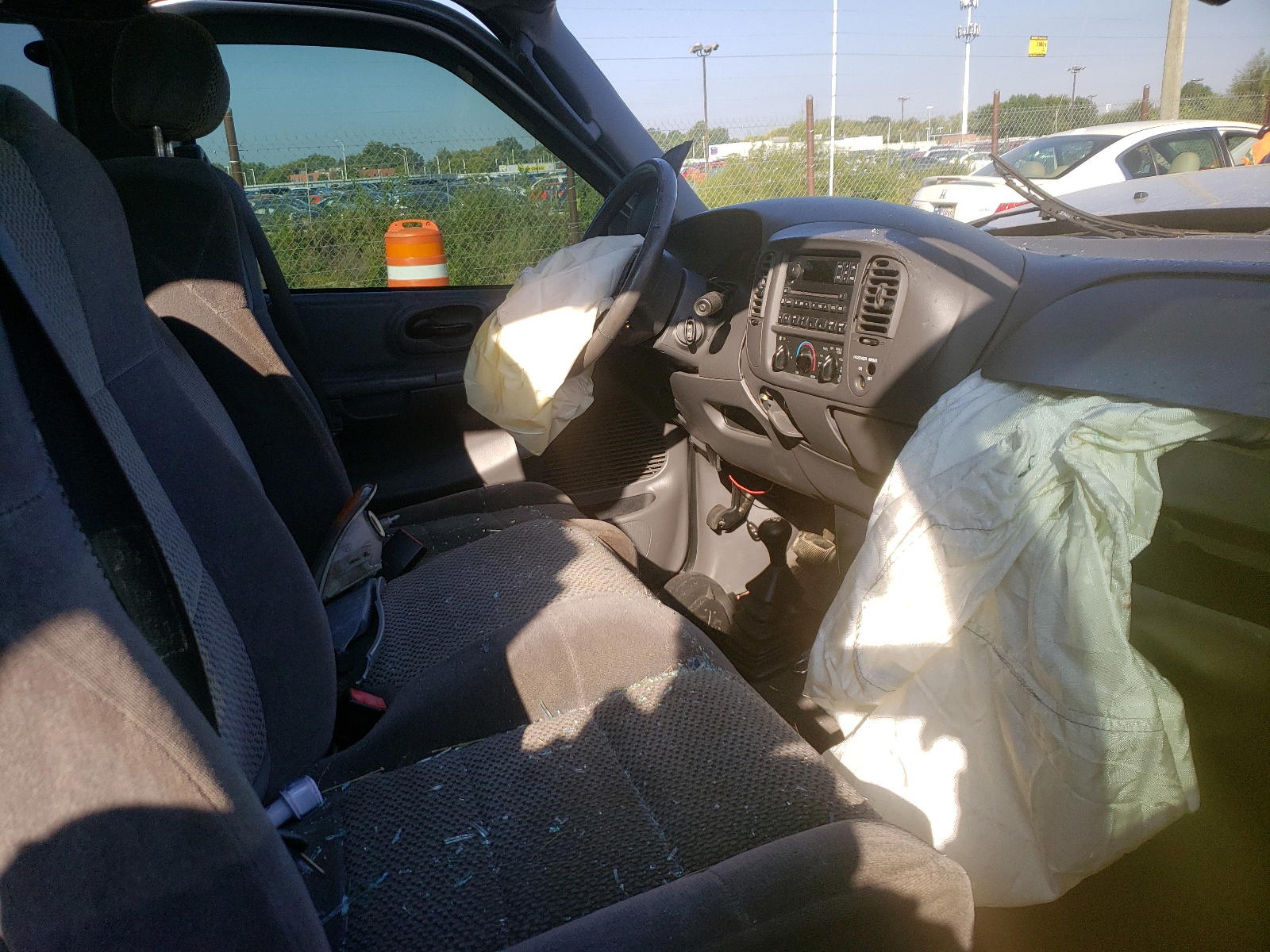 Photo 5 from auction – 2002 FORD F150 with VIN 2FTRX18L52CA74503