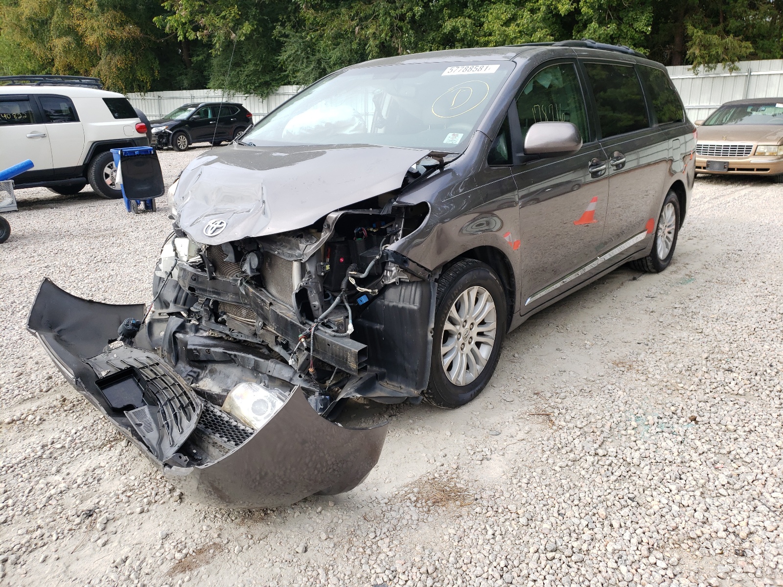 Photo 2 from auction – 2014 TOYOTA SIENNA XLE with VIN 5TDYK3DCXES427578