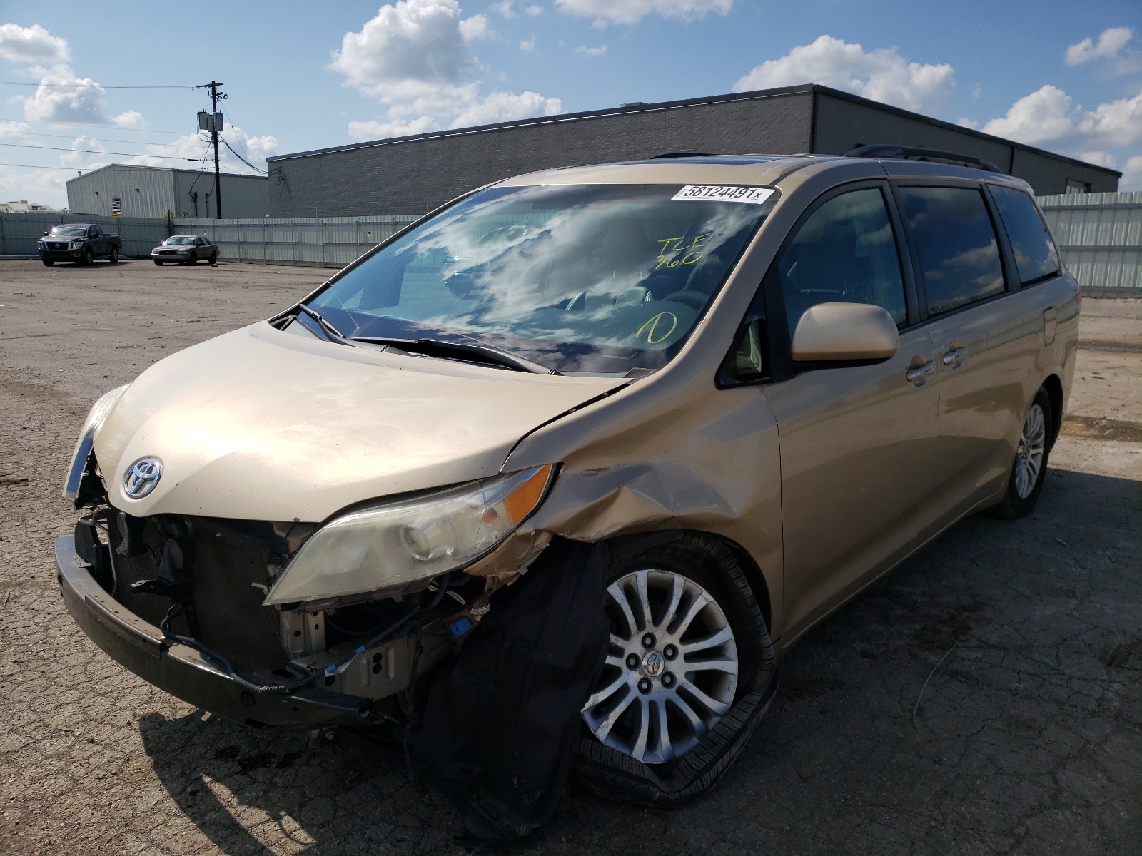 Photo 2 from auction – 2012 TOYOTA SIENNA XLE with VIN 5TDYK3DC7CS203729