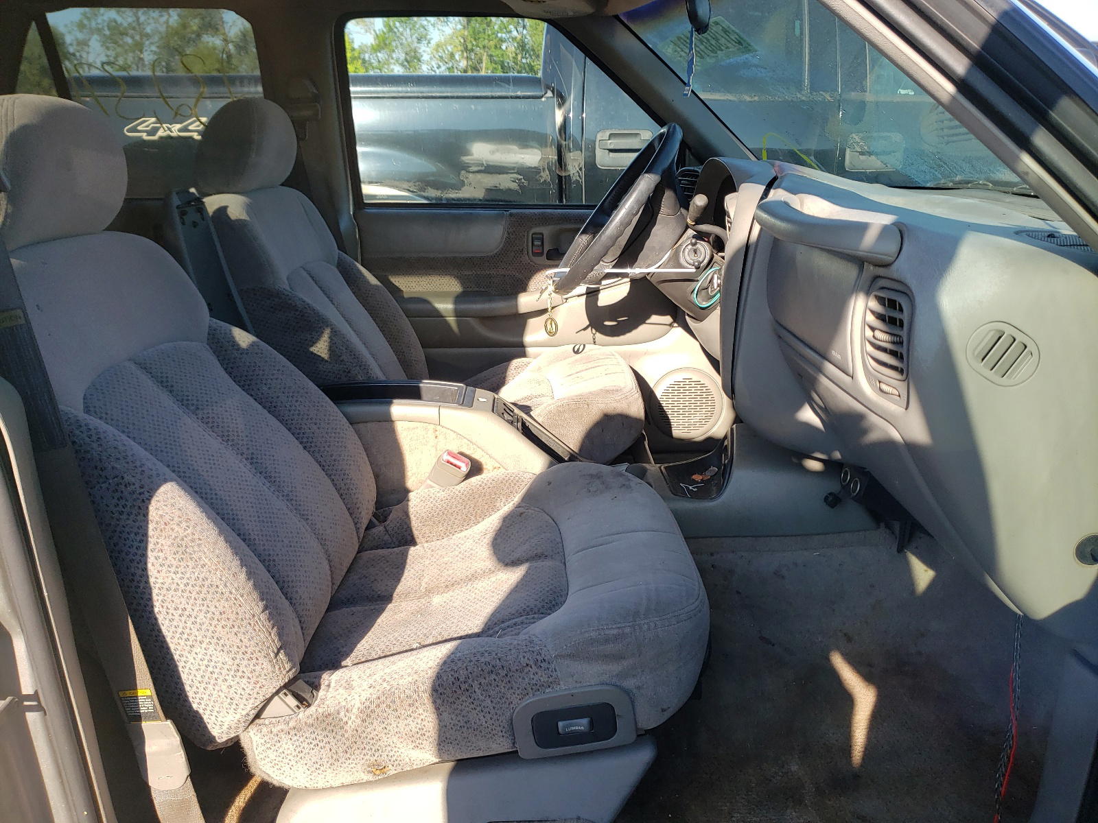 Photo 5 from auction – 2000 CHEVROLET BLAZER with VIN 1GNDT13W4Y2138372