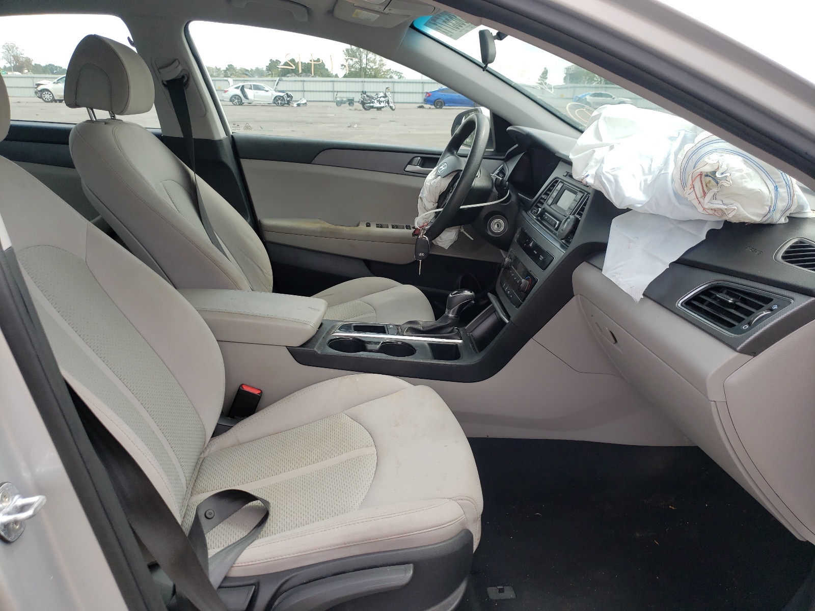 Photo 5 from auction – 2017 HYUNDAI SONATA SE with VIN 5NPE24AF4HH547071