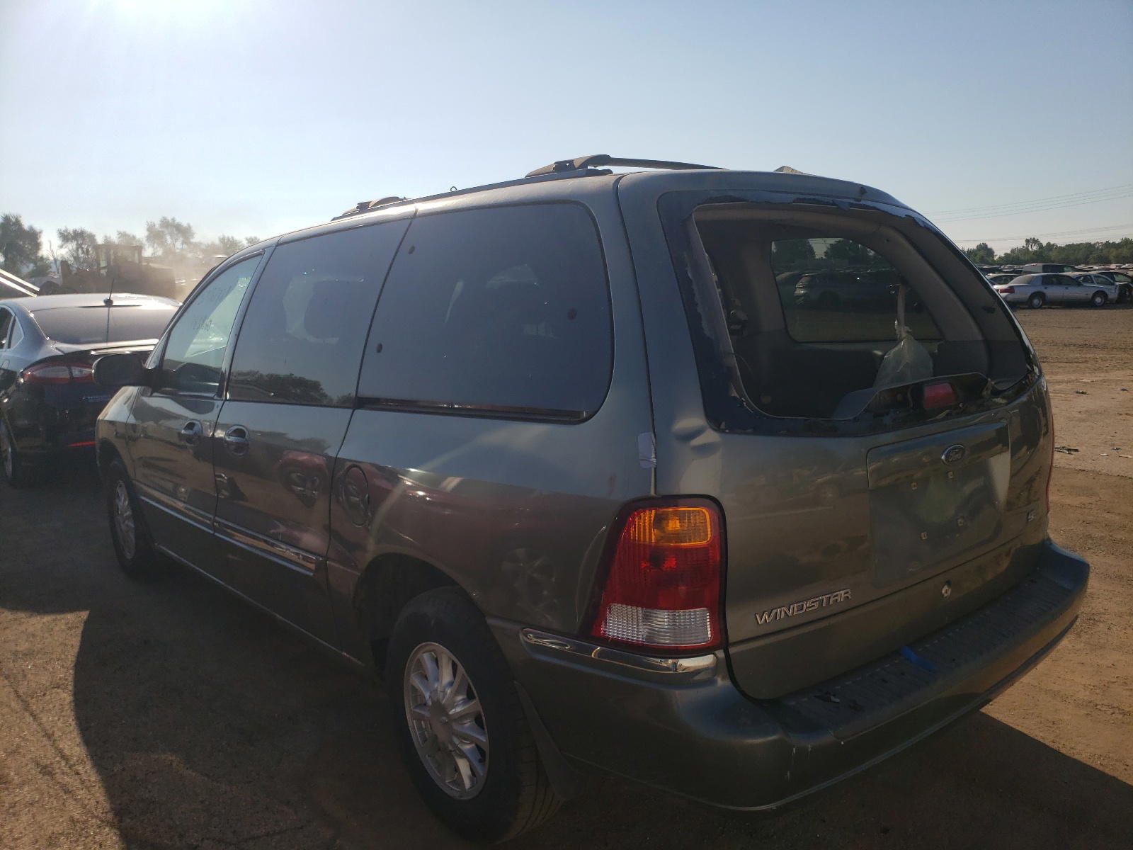 Photo 3 from auction – 2000 FORD WINDSTAR S with VIN 2FMZA5240YBA01821