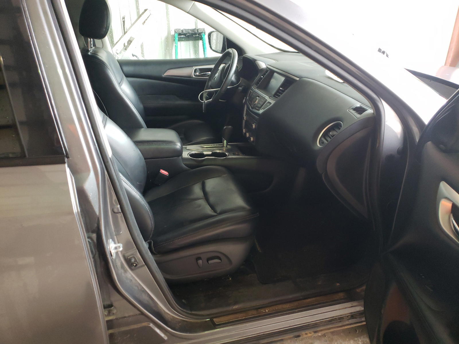 Photo 5 from auction – 2017 NISSAN PATHFINDER with VIN 5N1DR2MN9HC657930