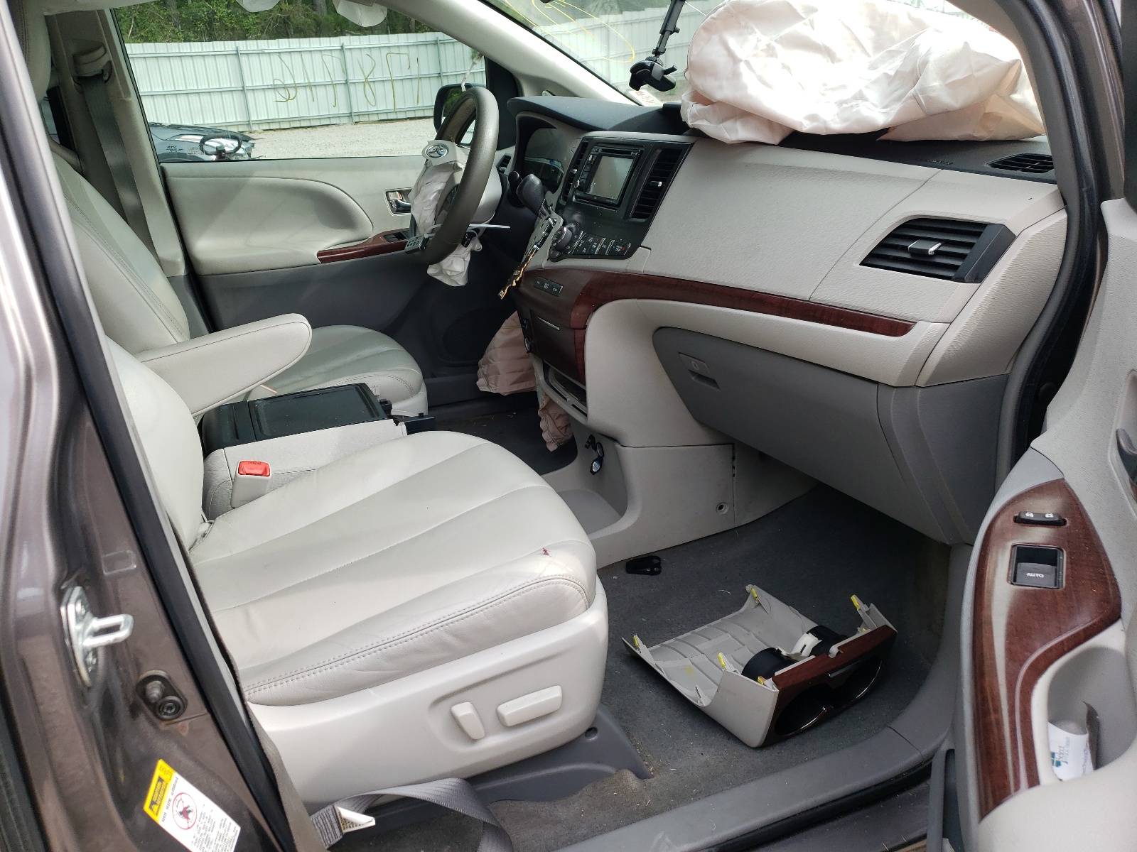 Photo 5 from auction – 2014 TOYOTA SIENNA XLE with VIN 5TDYK3DCXES427578
