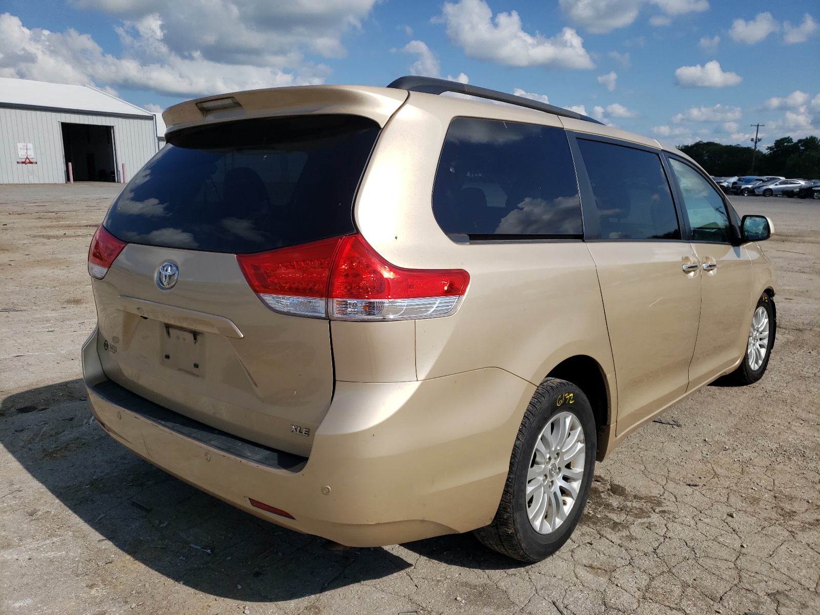 Photo 4 from auction – 2012 TOYOTA SIENNA XLE with VIN 5TDYK3DC7CS203729