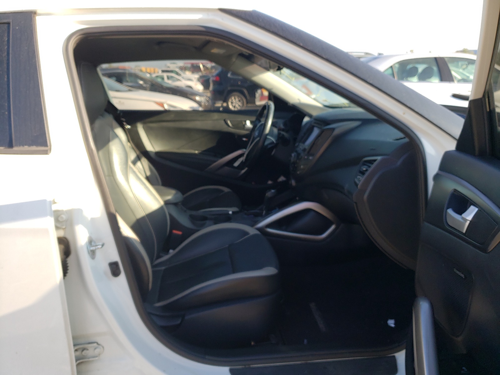 Photo 5 from auction – 2015 HYUNDAI VELOSTER T with VIN KMHTC6AE4FU221552
