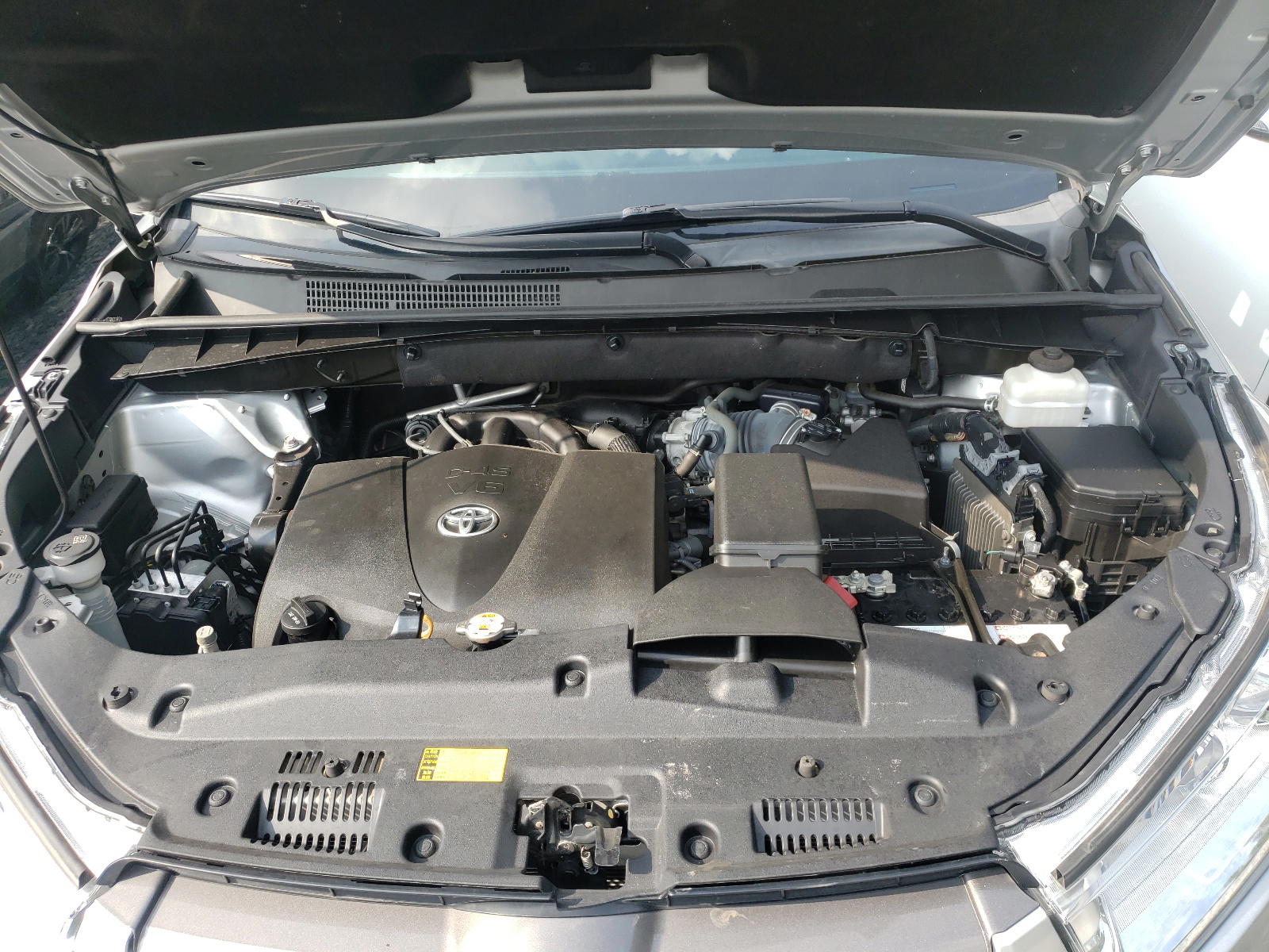 Photo 7 from auction – 2018 TOYOTA HIGHLANDER with VIN 5TDBZRFH9JS809611