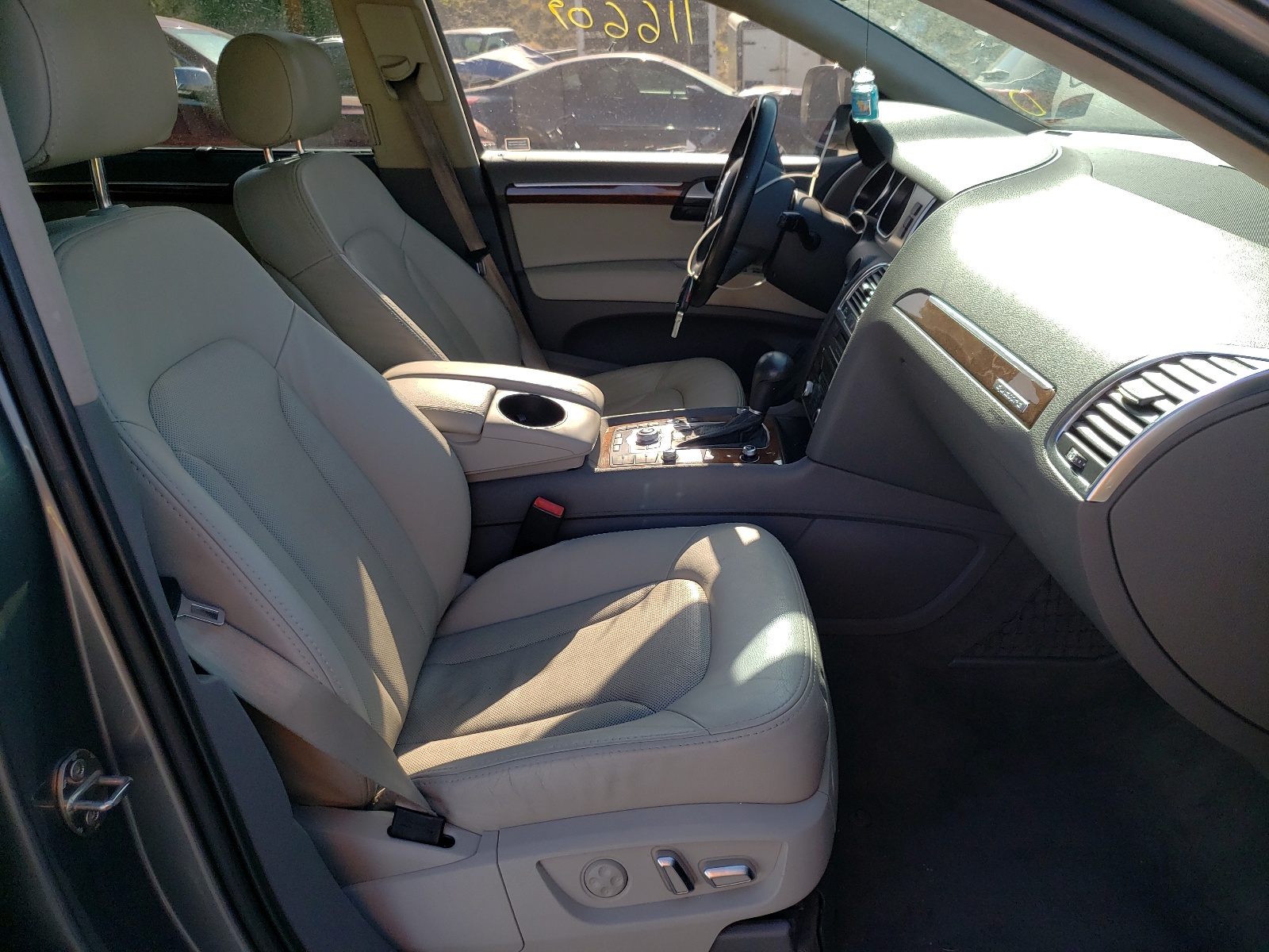 Photo 5 from auction – 2010 AUDI Q7 PRESTIG with VIN WA1VMAFE1AD001567