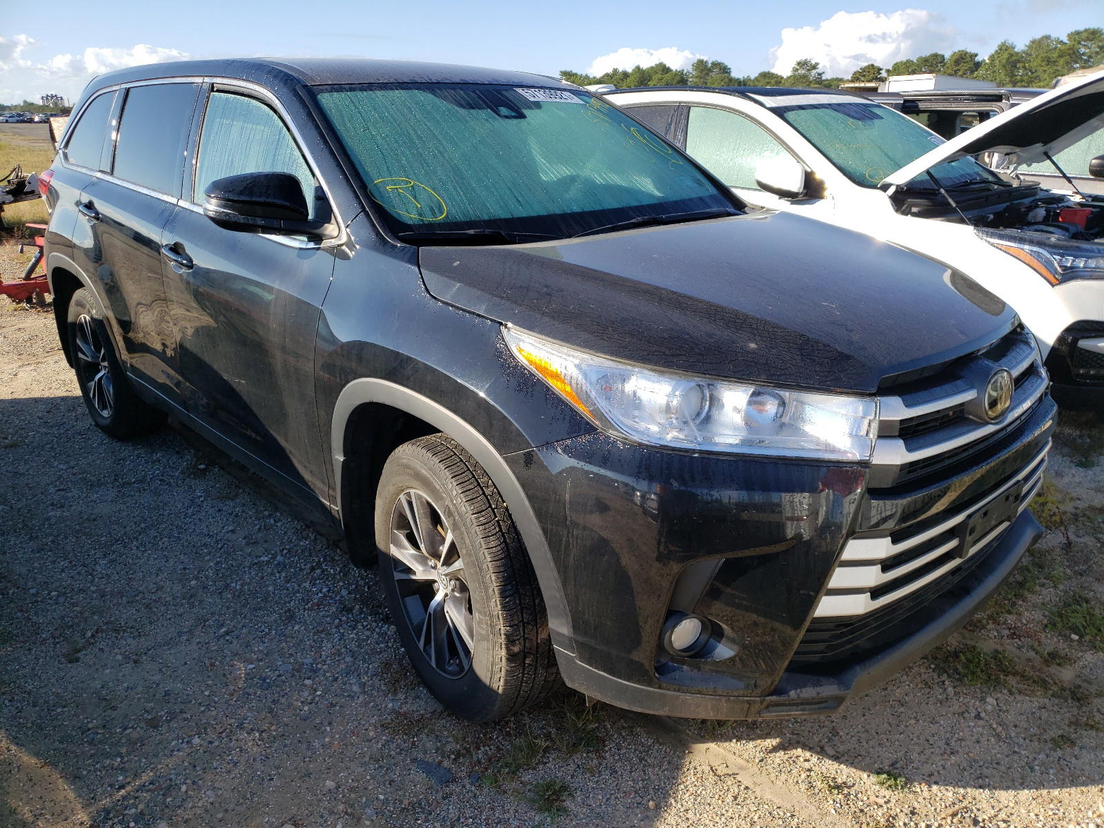 TOYOTA HIGHLANDER 2018 with VIN 5TDBZRFH8JS864194 - Photo from auction