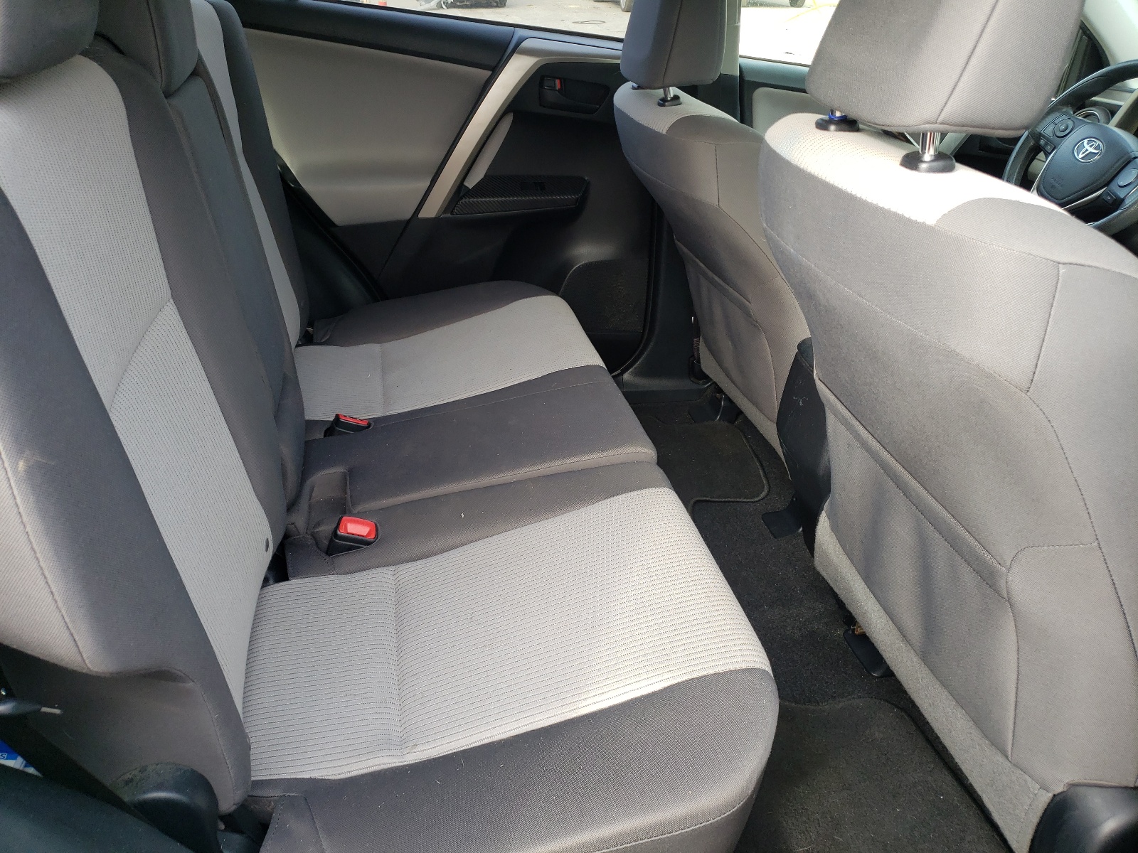 Photo 6 from auction – 2015 TOYOTA RAV4 LE with VIN JTMBFREV1FJ049095