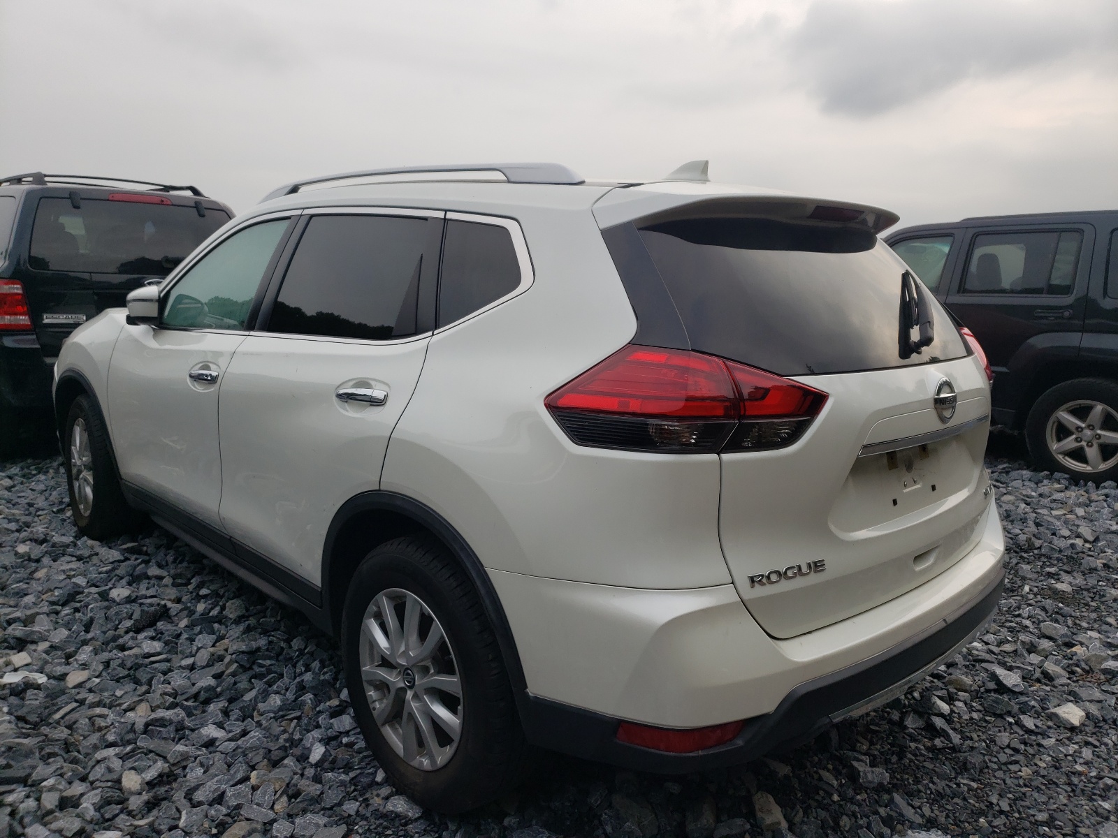 Photo 3 from auction – 2017 NISSAN ROGUE S with VIN KNMAT2MV7HP543961