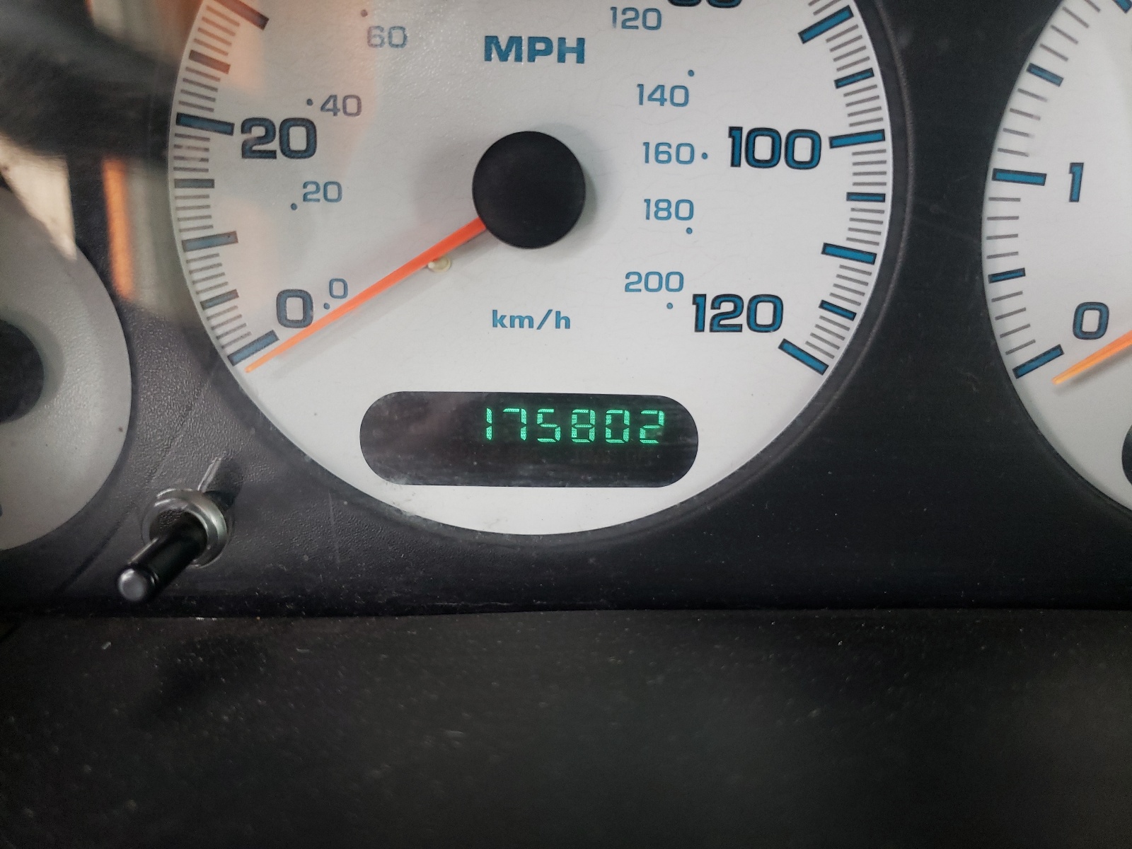 Photo 8 from auction – 2002 CHRYSLER TOWN & COU with VIN 2C4GP74L32R654359