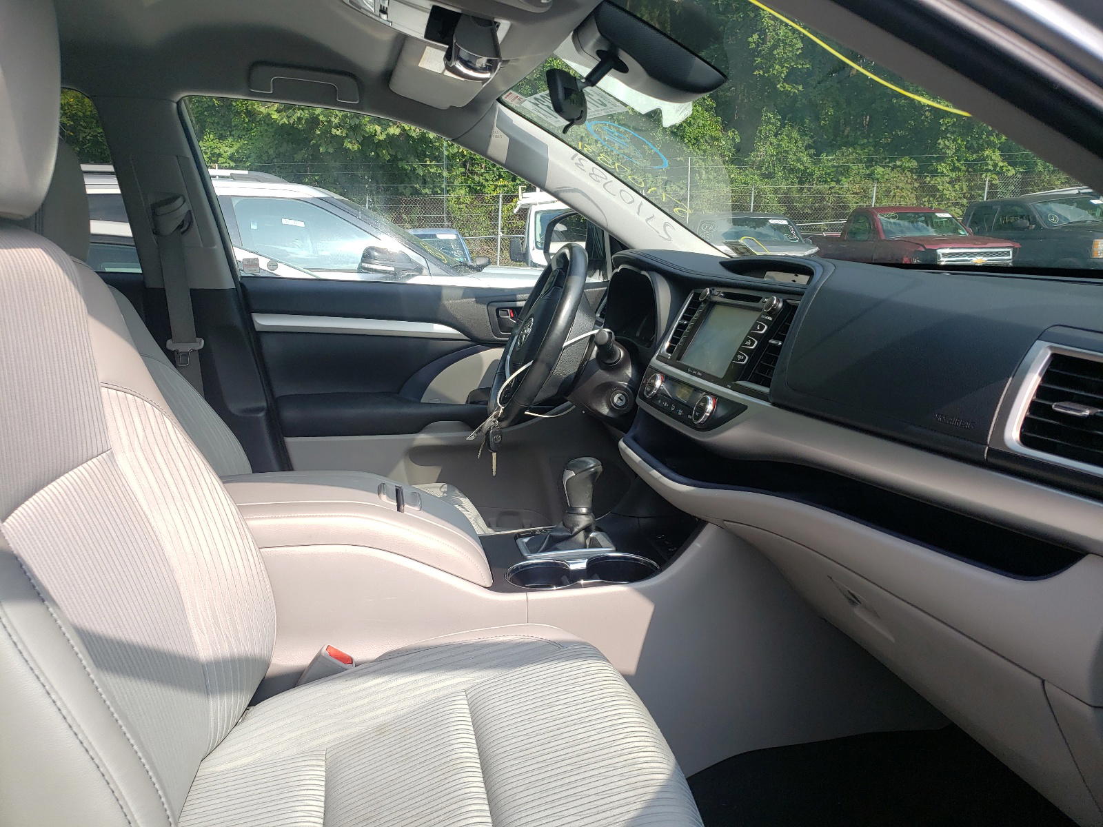 Photo 5 from auction – 2018 TOYOTA HIGHLANDER with VIN 5TDBZRFH9JS809611