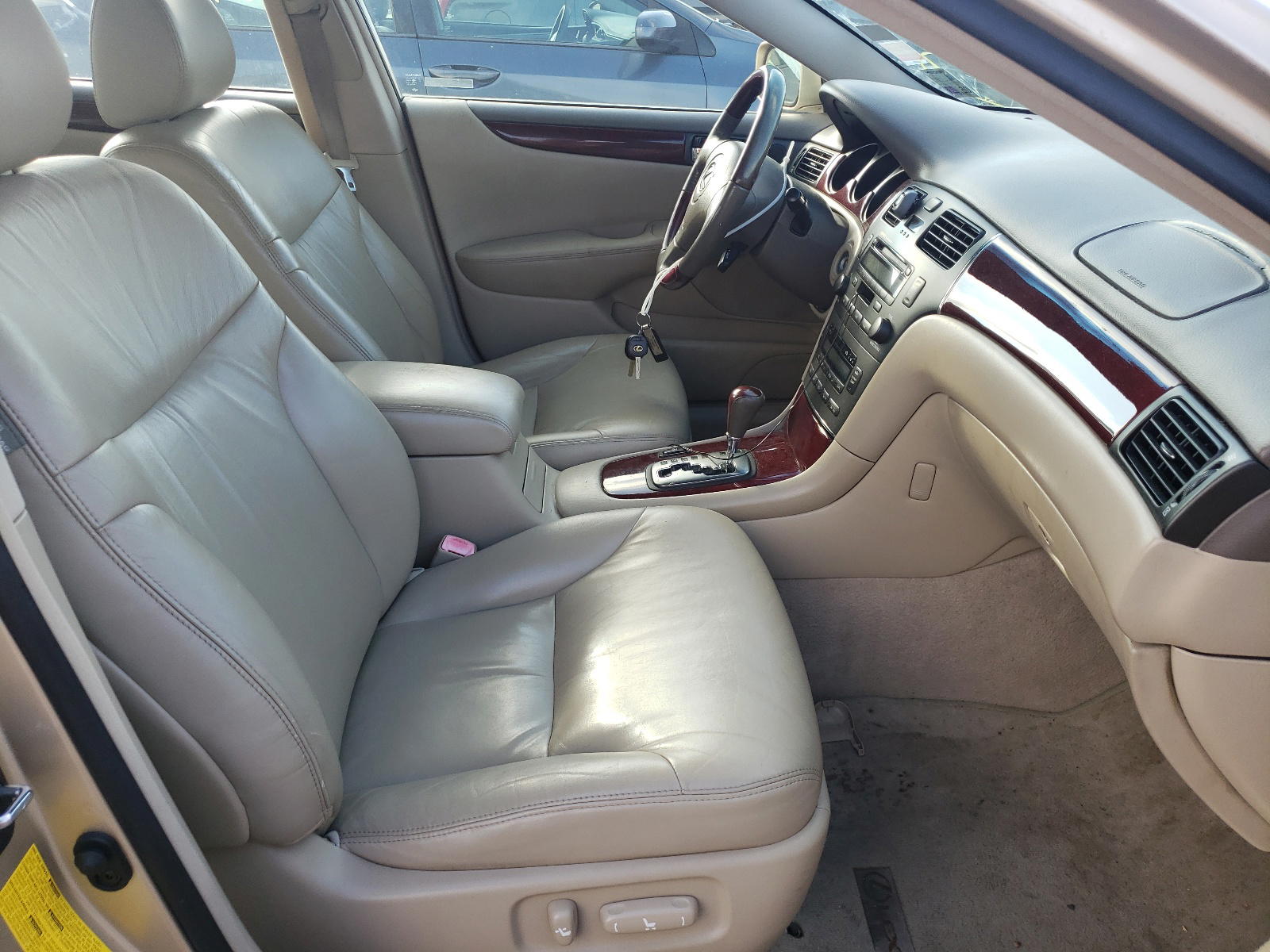 Photo 5 from auction – 2004 LEXUS ES 330 with VIN JTHBA30G345017709