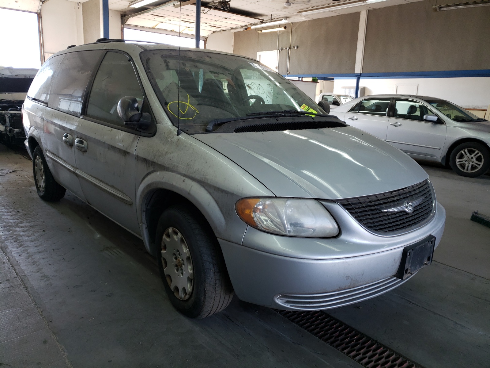 Photo 1 from auction – 2002 CHRYSLER TOWN & COU with VIN 2C4GP44312R755611