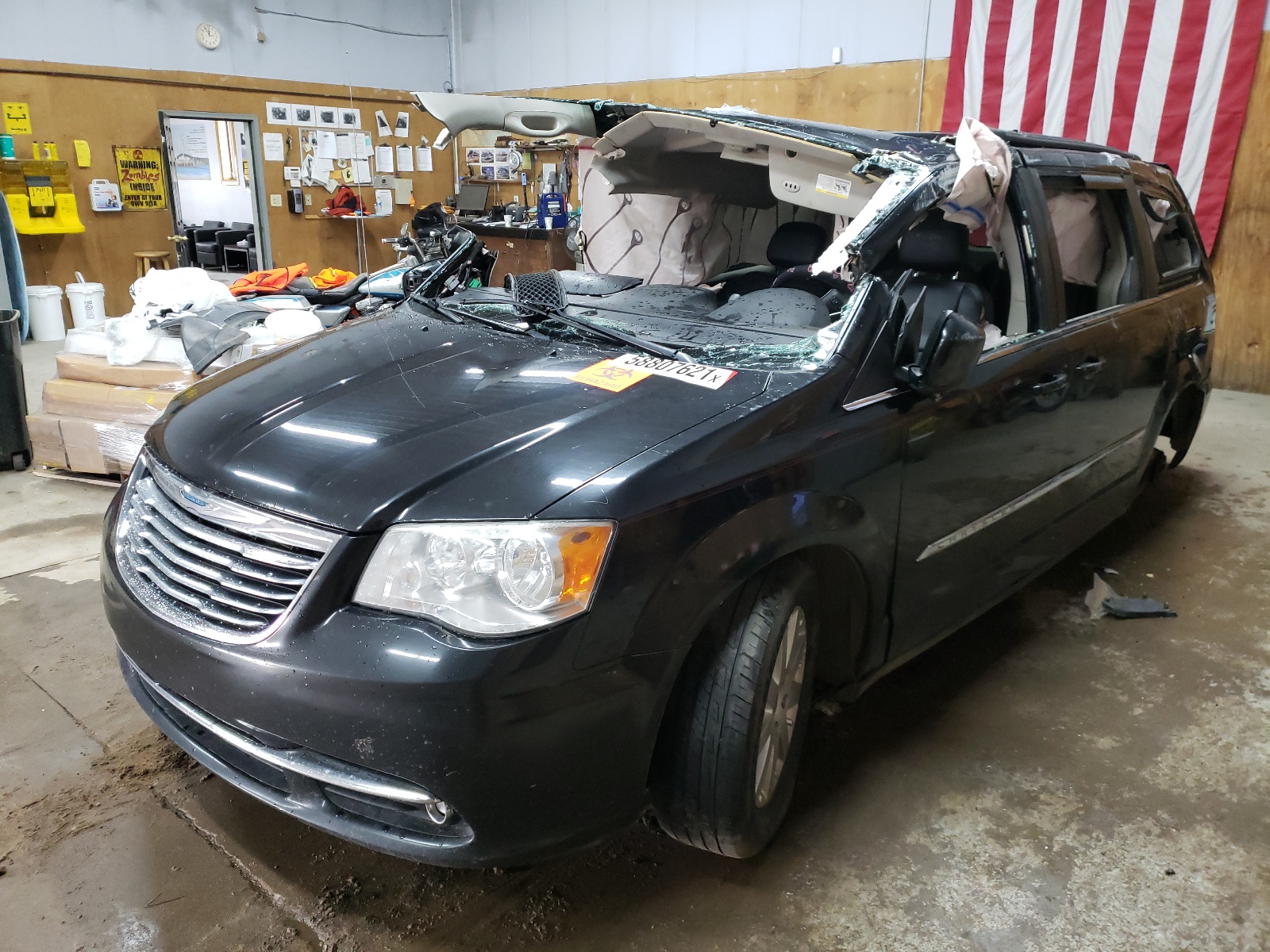 Photo 2 from auction – 2014 CHRYSLER TOWN & COU with VIN 2C4RC1BG1ER125679