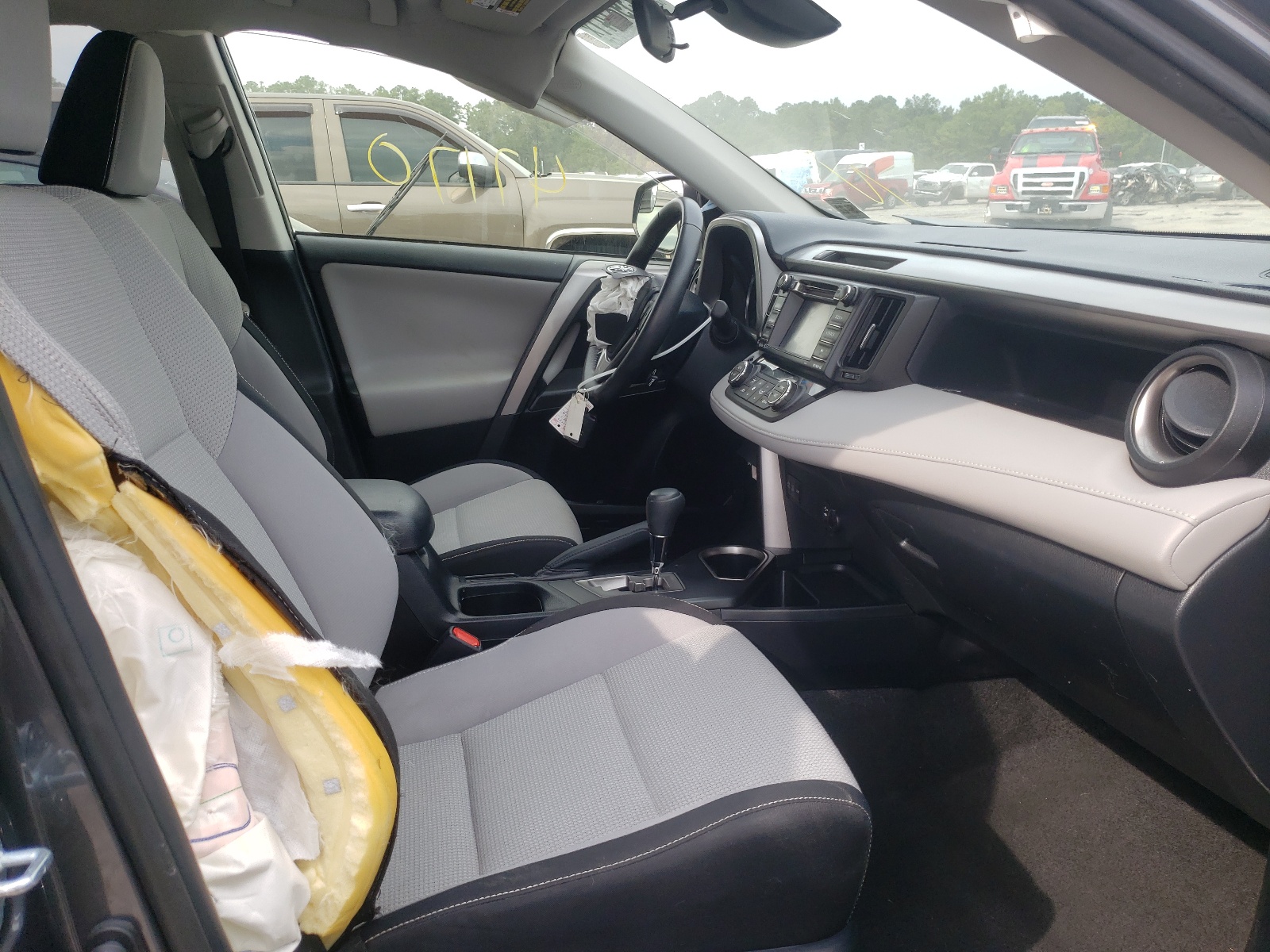 Photo 5 from auction – 2017 TOYOTA RAV4 HV LE with VIN JTMRJREV5HD079649